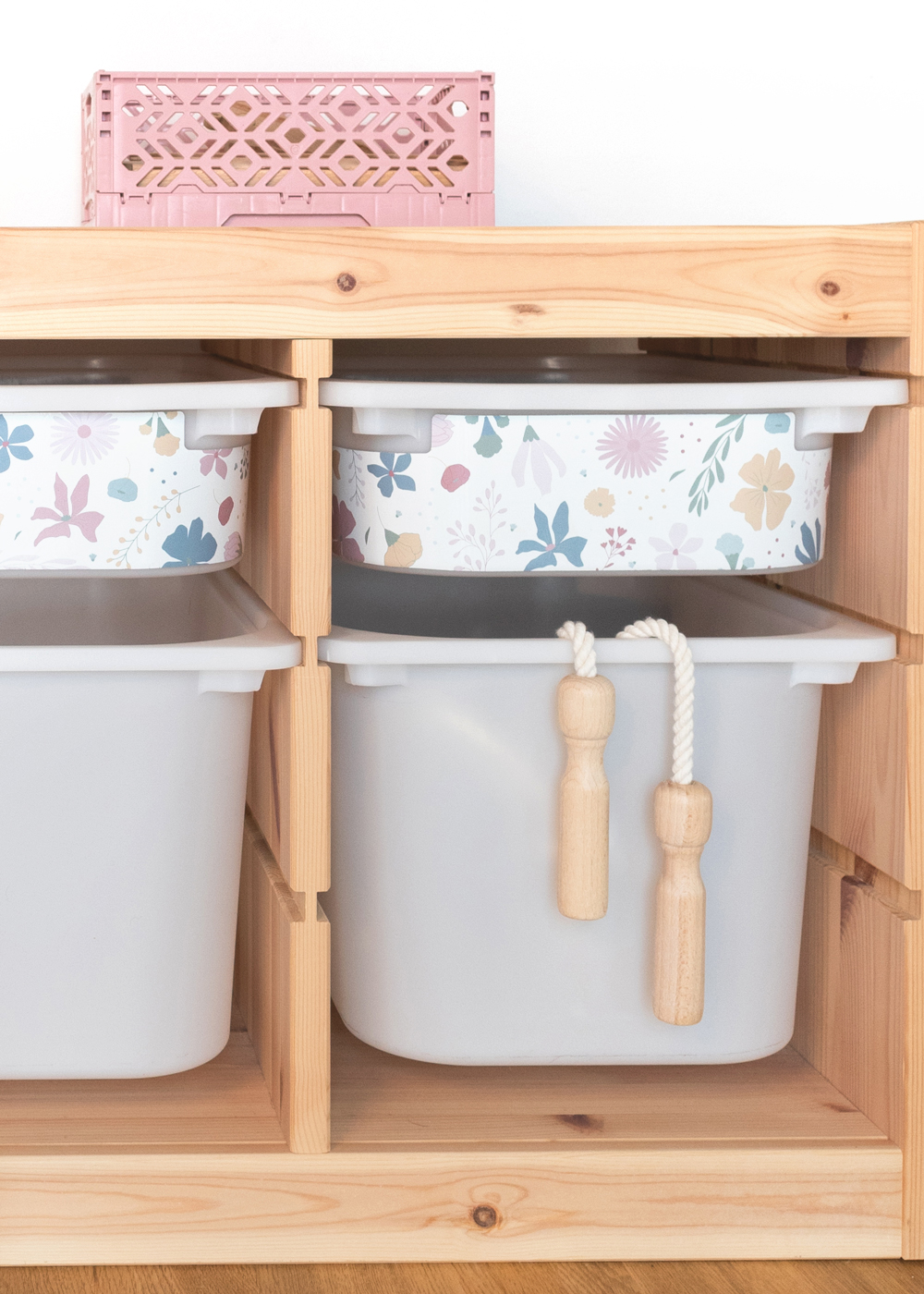 Bunte Blumenmuster für IKEA TROFAST Ein IKEA TROFAST Regal, dekoriert mit einer Klebefolie im bunten Blumenmuster