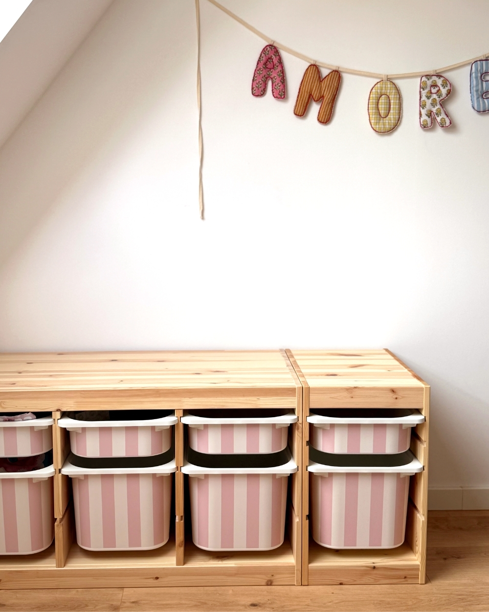 Holzregal, Aufbewahrung, Aufbewahrungsboxen, rosa Streifen, Kinderzimmer