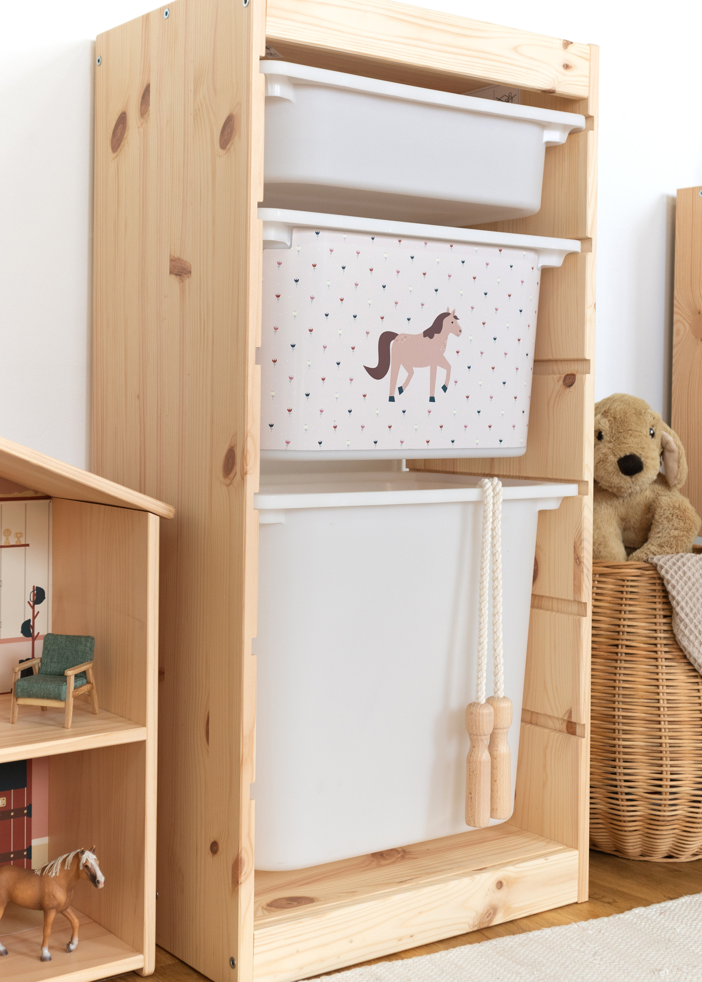 Kinderfreundliche Pferde-Box im TROFAST Regal IKEA TROFAST Regal mit rosa Box, bedruckt mit einem Pferd für das Kinderzimmer.
