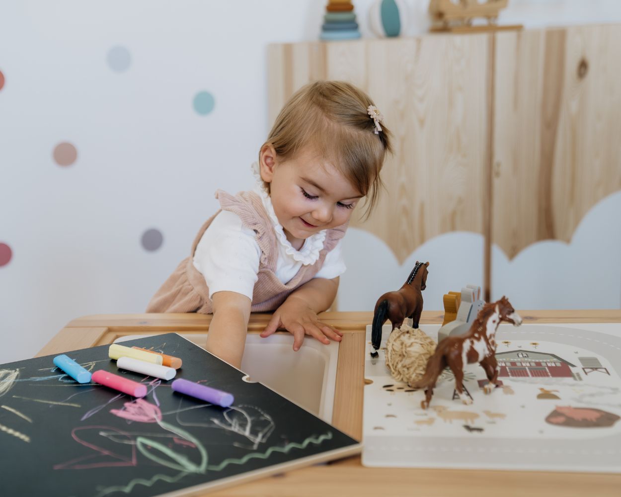 Kind spielt am IKEA FLISAT Multifunktionstisch Multifunctional table IKEA Hack