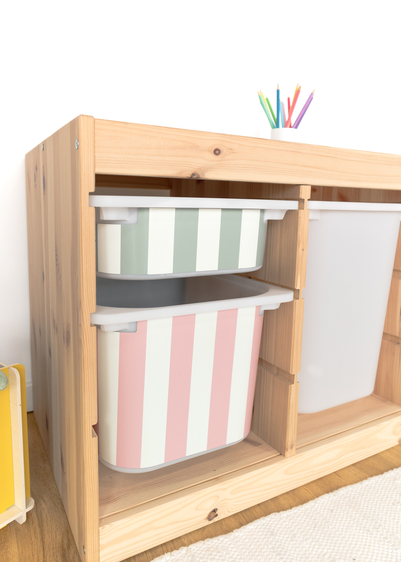 Dezente Klebefolie für IKEA TROFAST Boxen, unauffällig und elegant Dezente Klebefolie für IKEA TROFAST Boxen mit Streifenmuster, unauffällig und elegant