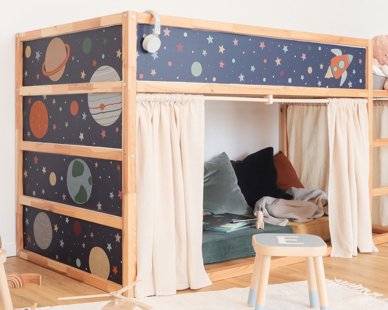 IKEA Kura Hochbett mit Vorhängen und Weltraumstickern IKEA Kura Hochbett mit Vorhängen und Weltraumstickern