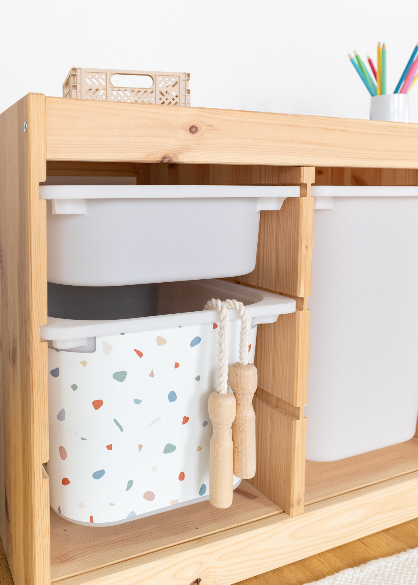 Farbenfrohes Terrazzo Muster auf IKEA TROFAST Regal IKEA TROFAST Regal mit farbenfrohem Terrazzo Muster