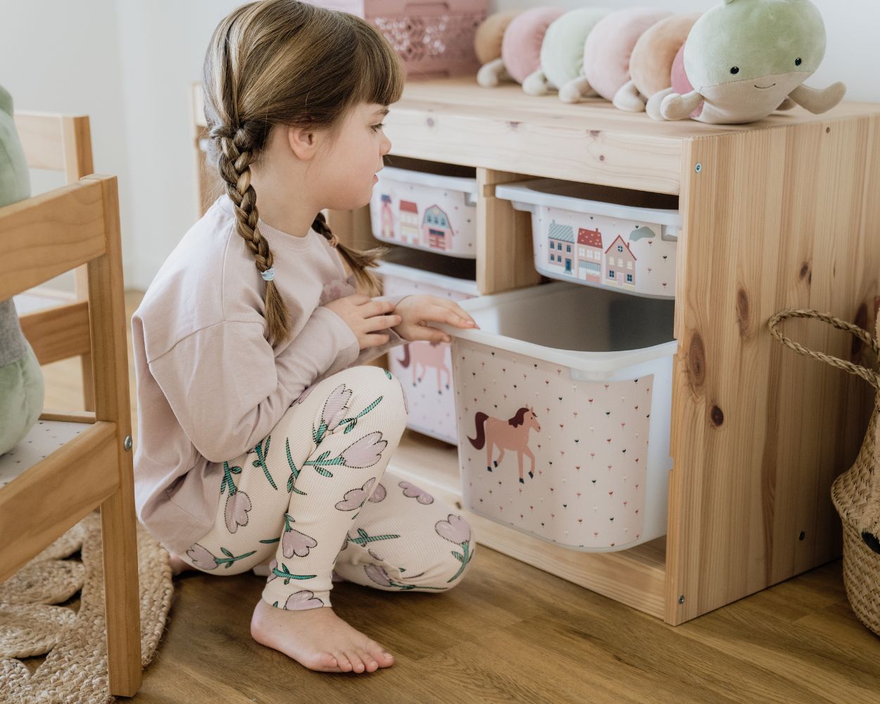 Aufbewahrungsboxen von IKEA mit dem Trofast Regal und passenden Limmaland Klebefolien Aufbewahrungsboxen