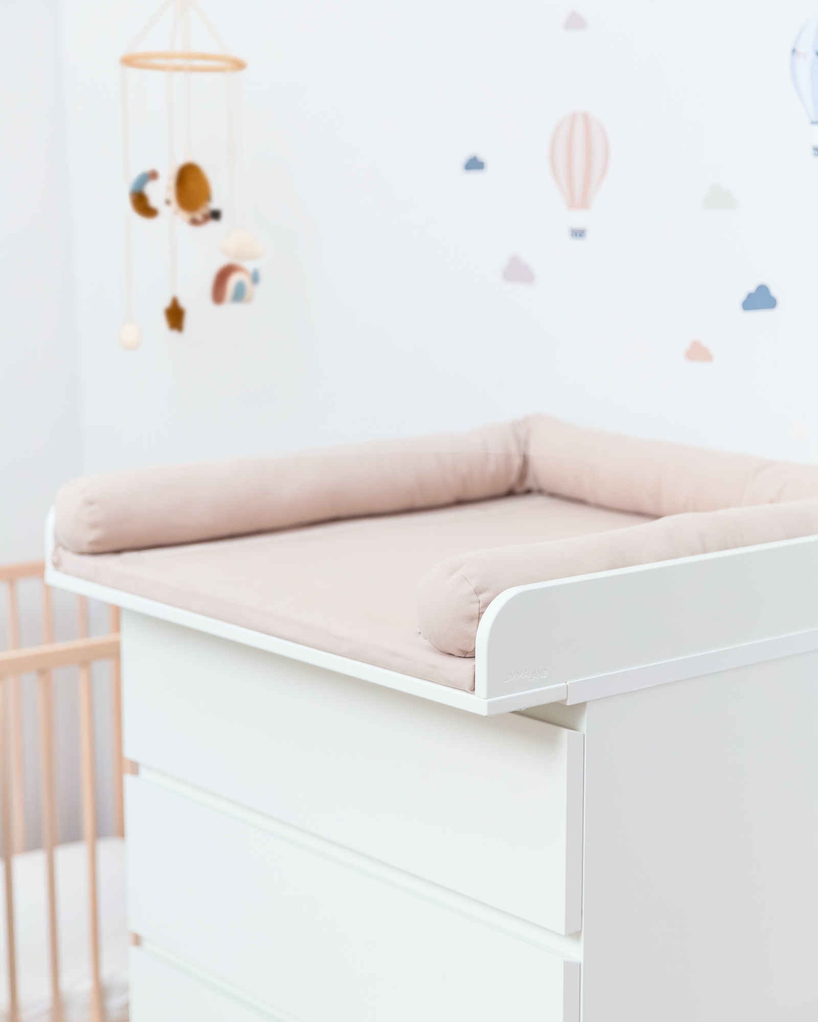 Kinderbettkommode, Stillkissen, Rausfallschutz, Wickelauflage, Weißes Möbelstück