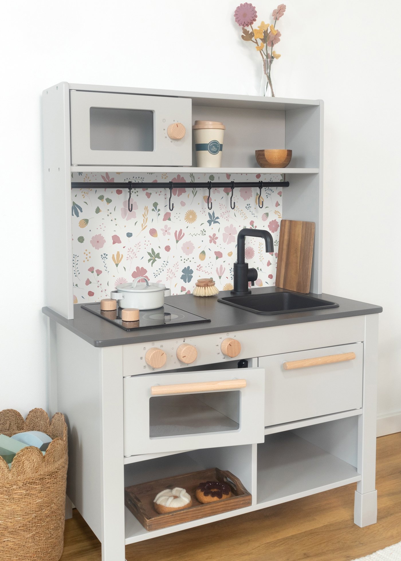 Selbstklebende Möbelfolie mit zarten Blumenmotiven, passend für die IKEA SILLTRUT Kinderküche.