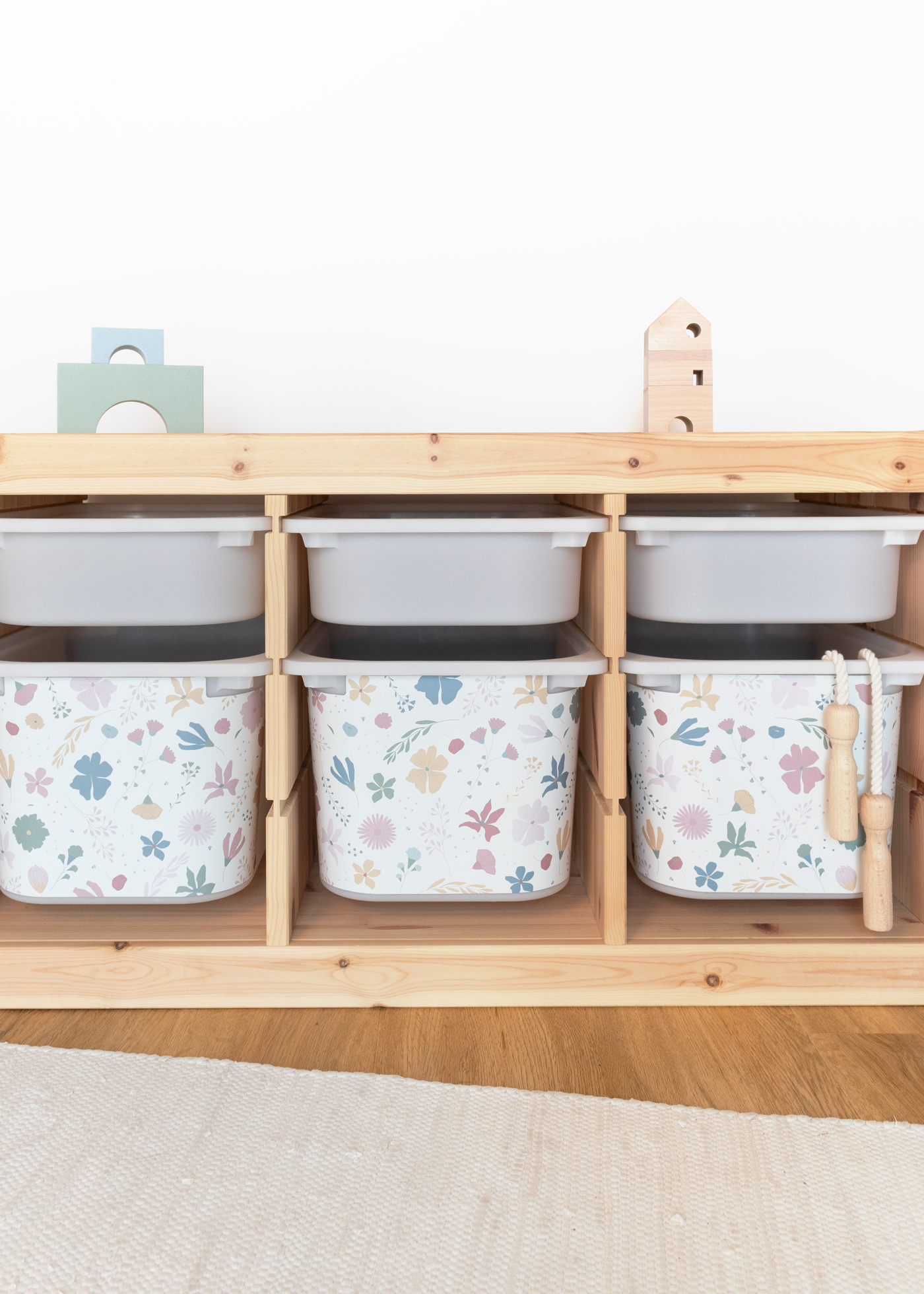 IKEA TROFAST bunt Blumenmuster Ein IKEA TROFAST Regal im Zimmer, dekoriert mit einer farbenfrohen Klebefolie mit Blumen