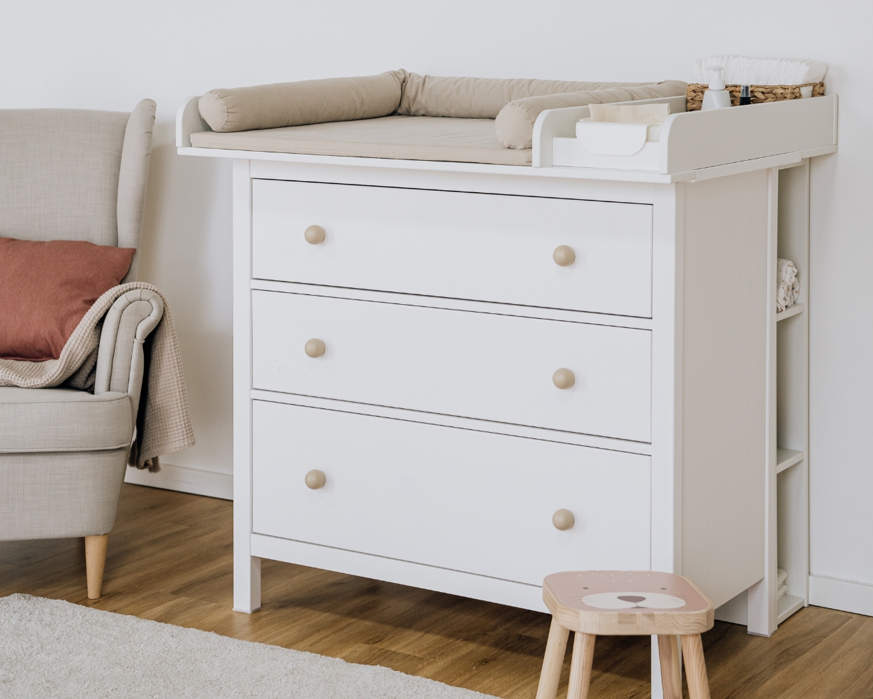 Stillsessel im Babyzimmer Stillsessel im Babyzimmer steht neben einer Wickelkommode mit Limmaland-Wickelaufsatz