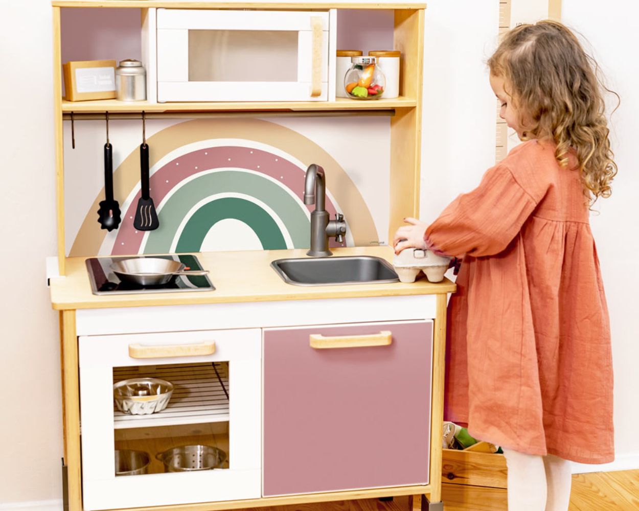 KinderkĂŒche mit Regenbogen beklebt KinderkĂŒche mit Regenbogen beklebt