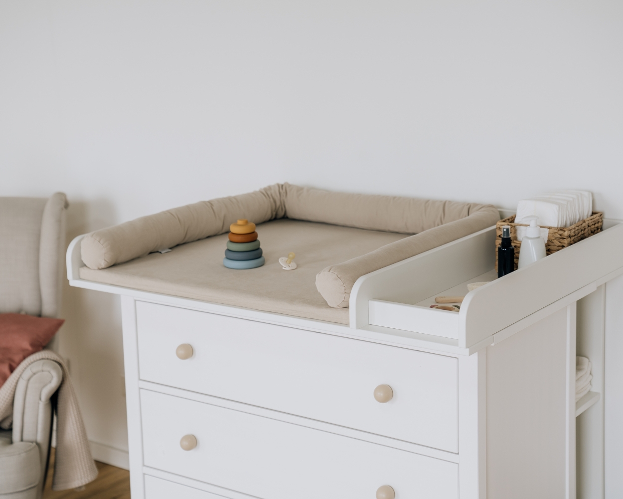 Wickelkommode im Babyzimmer mit Stauraum