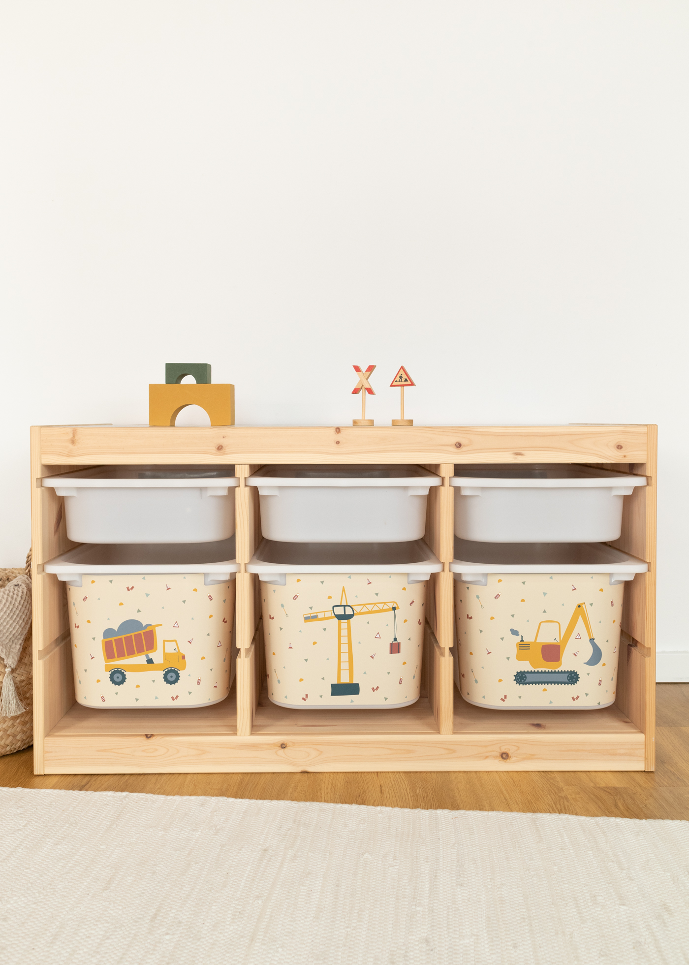 Kinder-Aufbewahrungsbox mit Bagger im IKEA TROFAST Regalsystem.