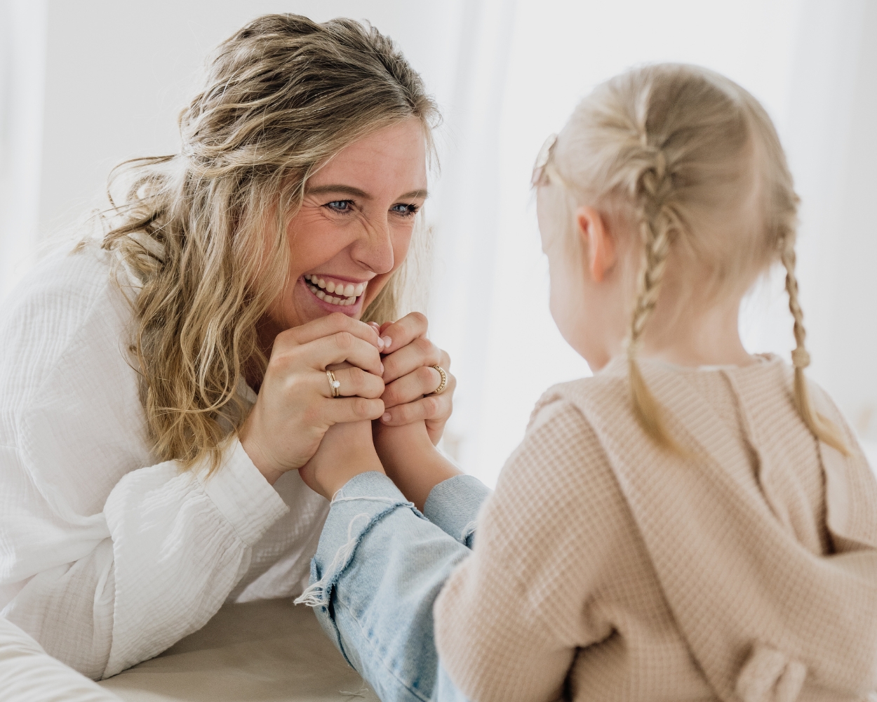 Mama und Kind beim Anziehen auf der Wickelkommode Mama und Kind beim Anziehen auf der Wickelkommode