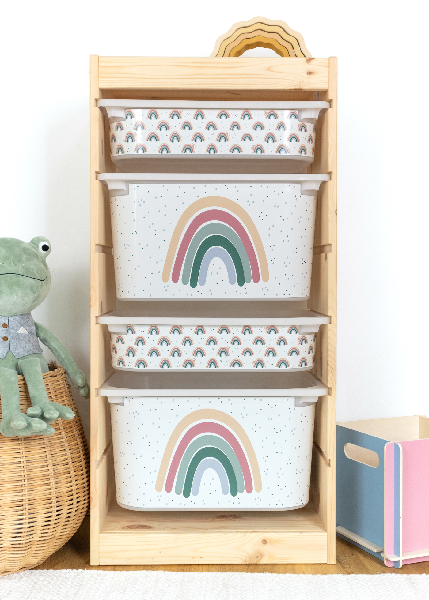 Aufbewahrungslösung mit Regenbogen-Motiv im IKEA Regal IKEA TROFAST Regal mit beige Aufbewahrungsbox, bedruckt mit einem Regenbogen, ideal für Kinderzimmer.