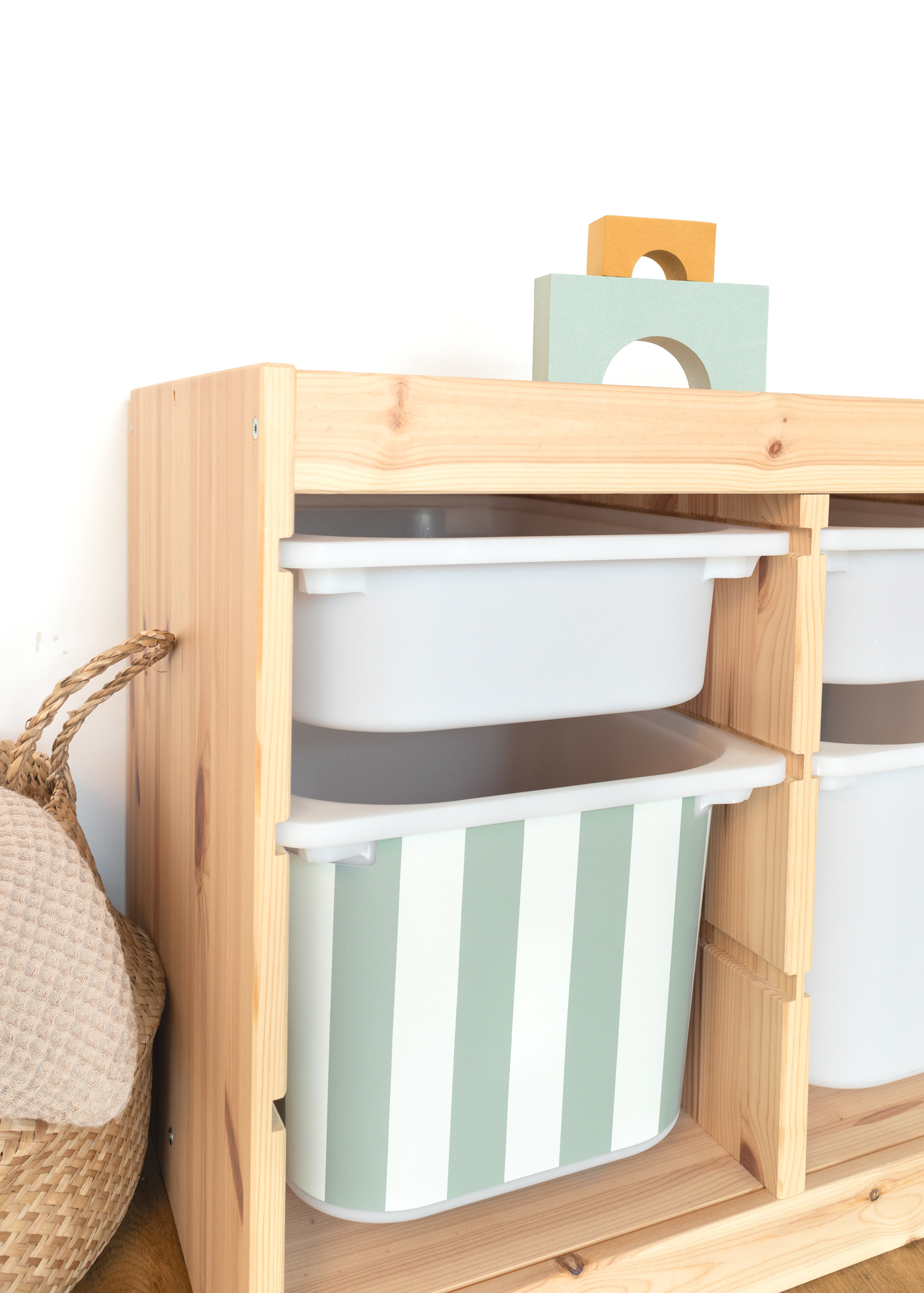 IKEA TROFAST Regal mit buntem Streifenmuster, fröhlich IKEA TROFAST Regal mit buntem Streifenmuster, fröhlich und stilvoll