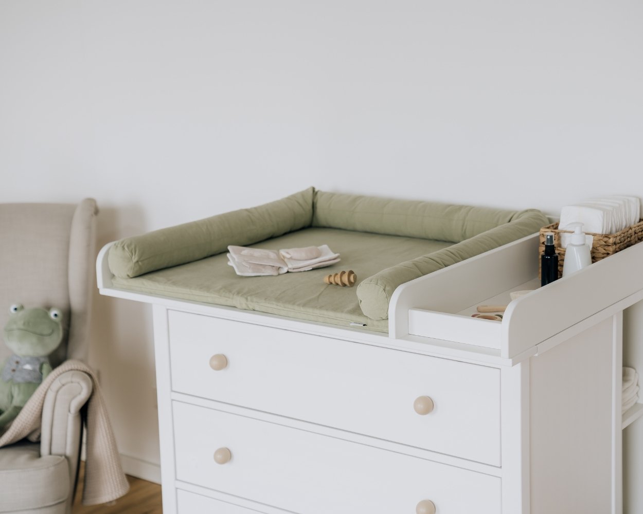 Wickelkommode im Babyzimmer dekoriert Wickelkommode im Babyzimmer dekoriert
