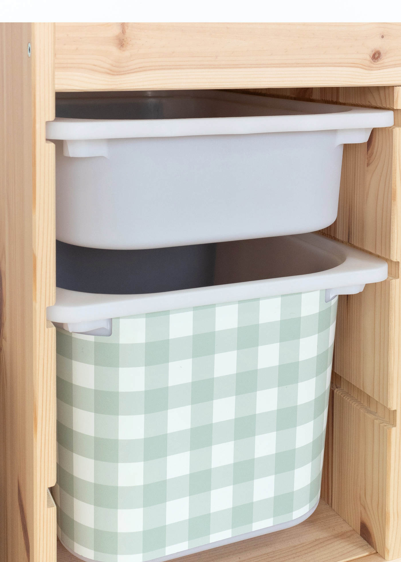 IKEA TROFAST Box mit stylischem Karomuster Strahlende Klebefolie für IKEA TROFAST Boxen mit Karomuster