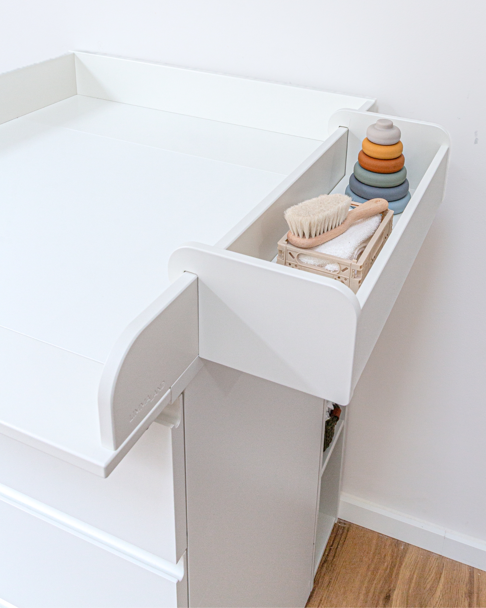 wickelkommode, kinderspielsachen, waschutensilien, stapelringe, bürstenkorb