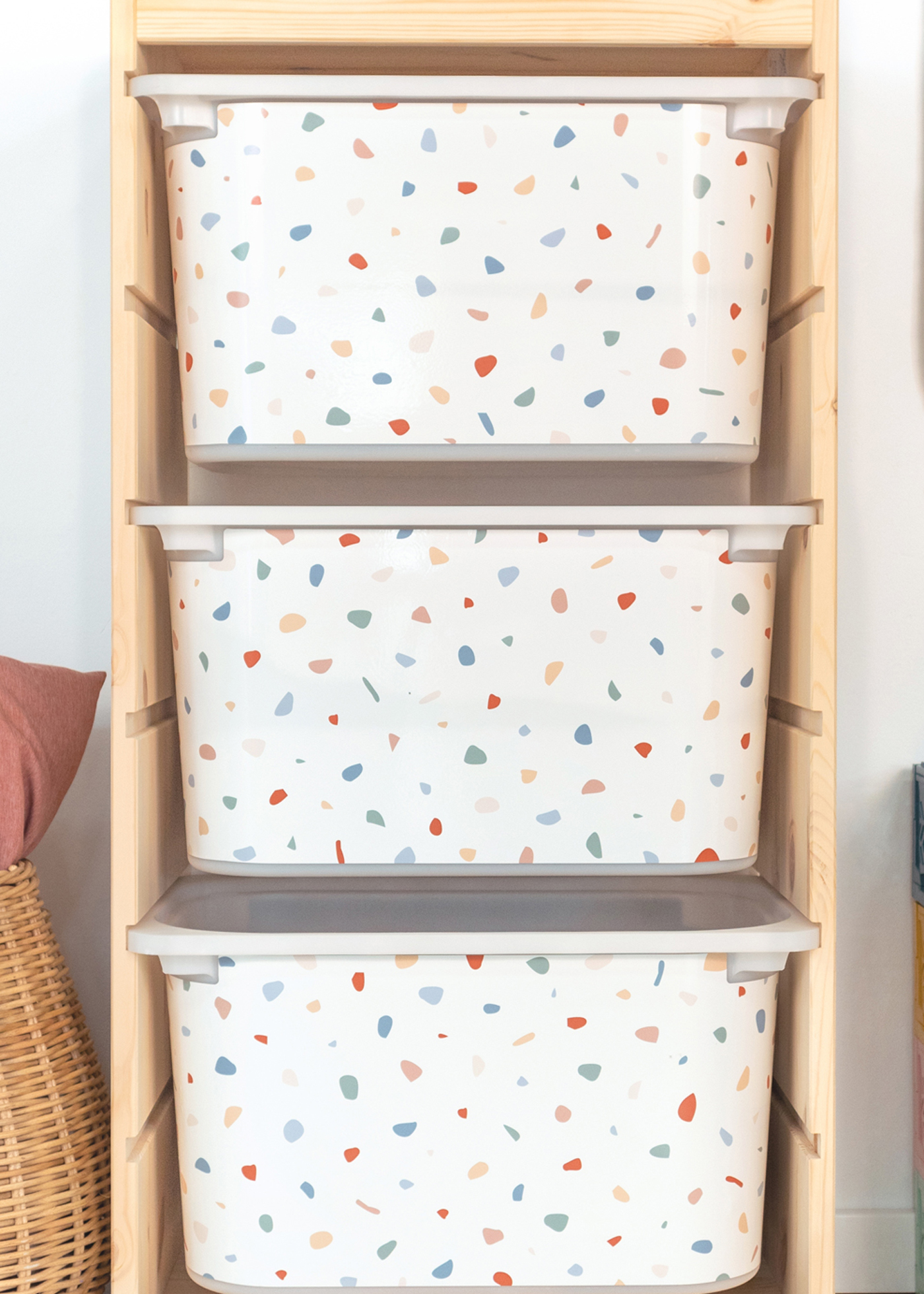 IKEA TROFAST Regal mit bunter Terrazzo-Klebefolie Praktische Aufbewahrungsbox im IKEA TROFAST Regal, verziert mit einer bunten Terrazzo-Klebefolie.