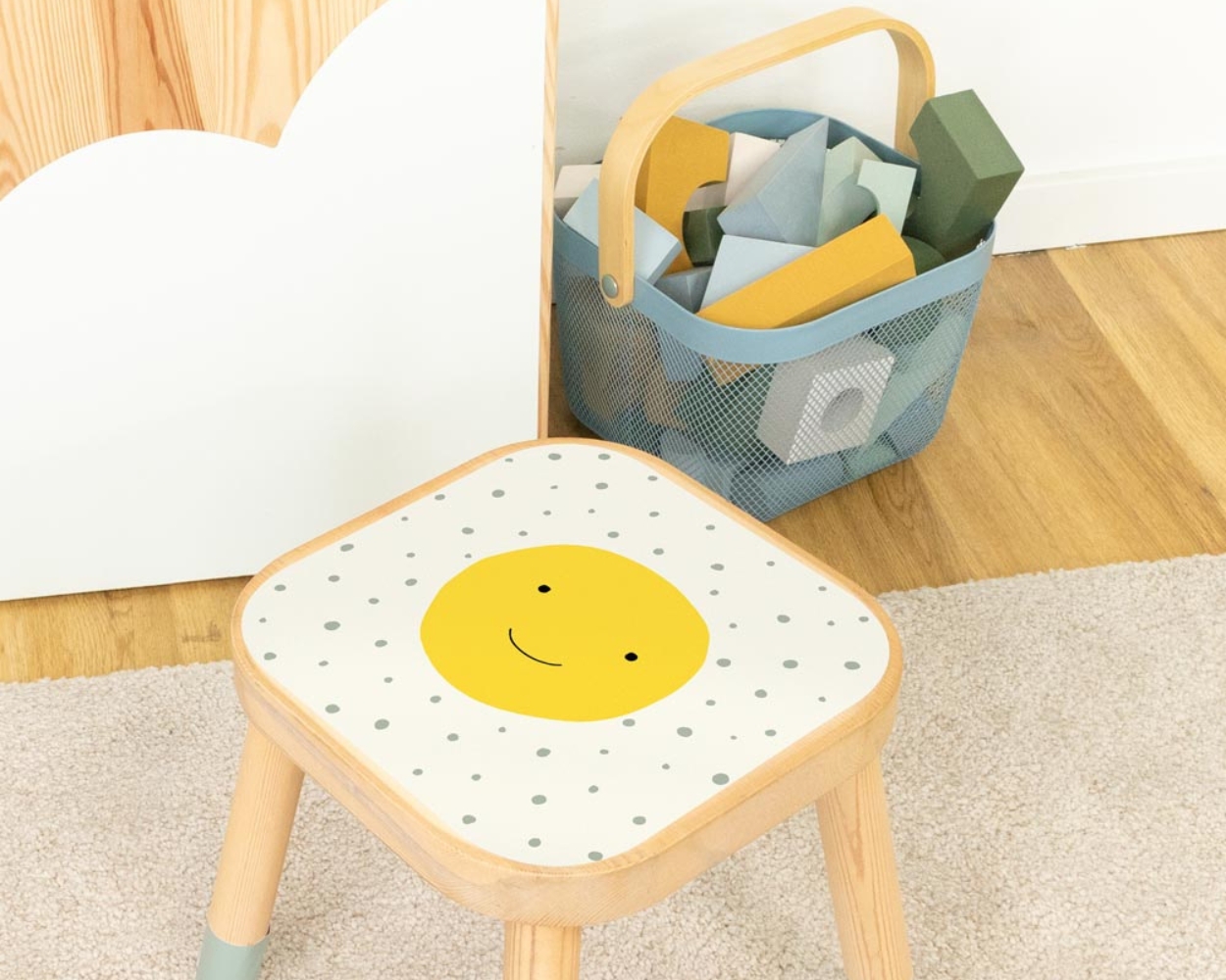 Gebe Farbakzente im Babyzimmer Mädchen mit Smiley Möbelfolie für IKEA FLISAT Kinderkocker Gebe Farbakzente im Babyzimmer Mädchenmit Smiley Möbelfolie für IKEA FLISAT Kinderkocker