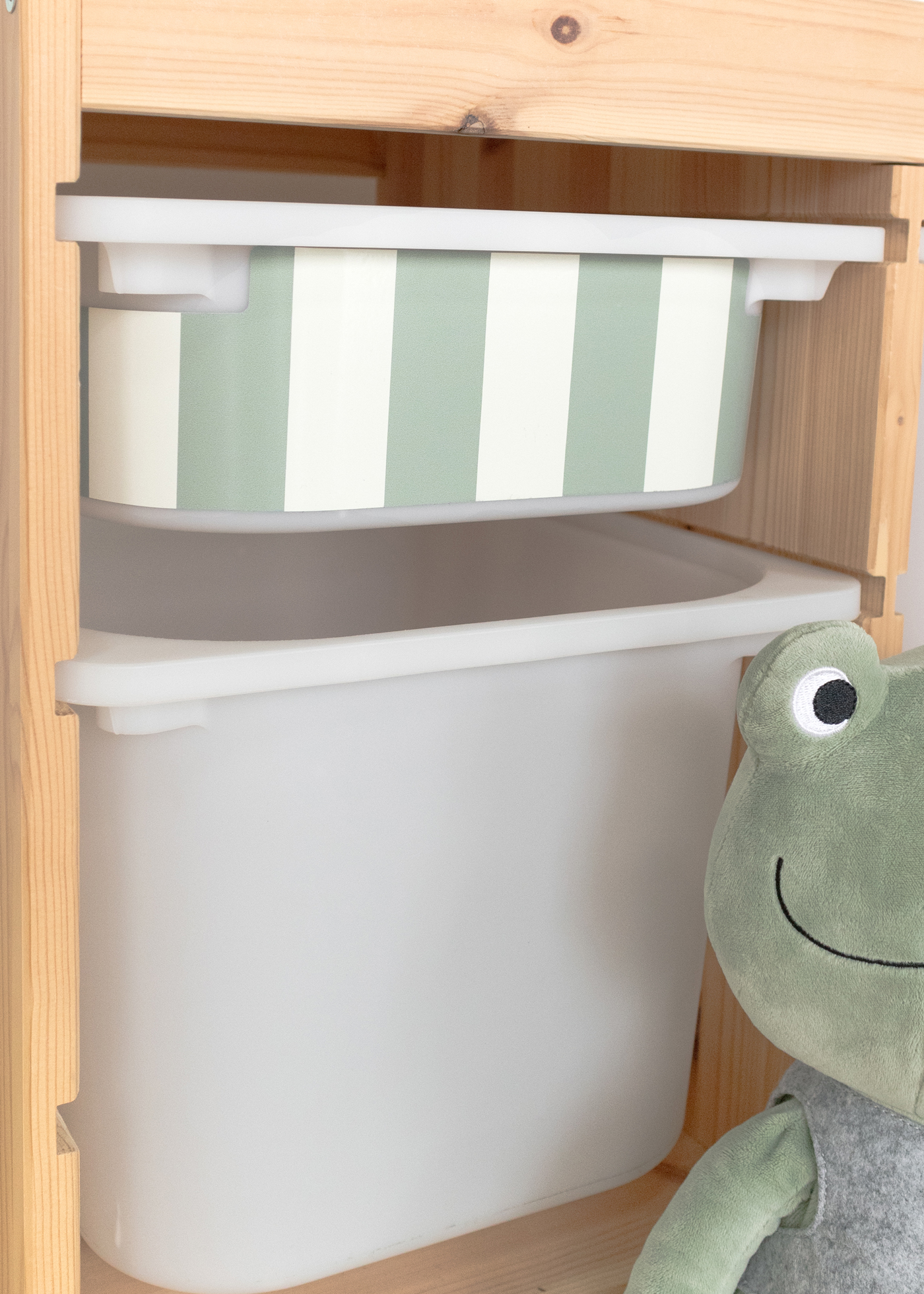 IKEA TROFAST Regal mit Streifenmuster, dezent IKEA TROFAST Regal mit dezentem, buntem Streifenmuster, für ein elegantes Design