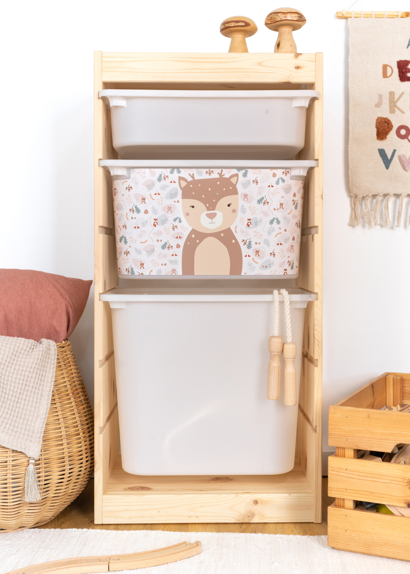 Aufbewahrungsbox mit Reh-Design im IKEA TROFAST Regal Kindgerechte Aufbewahrungsbox im TROFAST Regal, verziert mit einem niedlichen Reh.