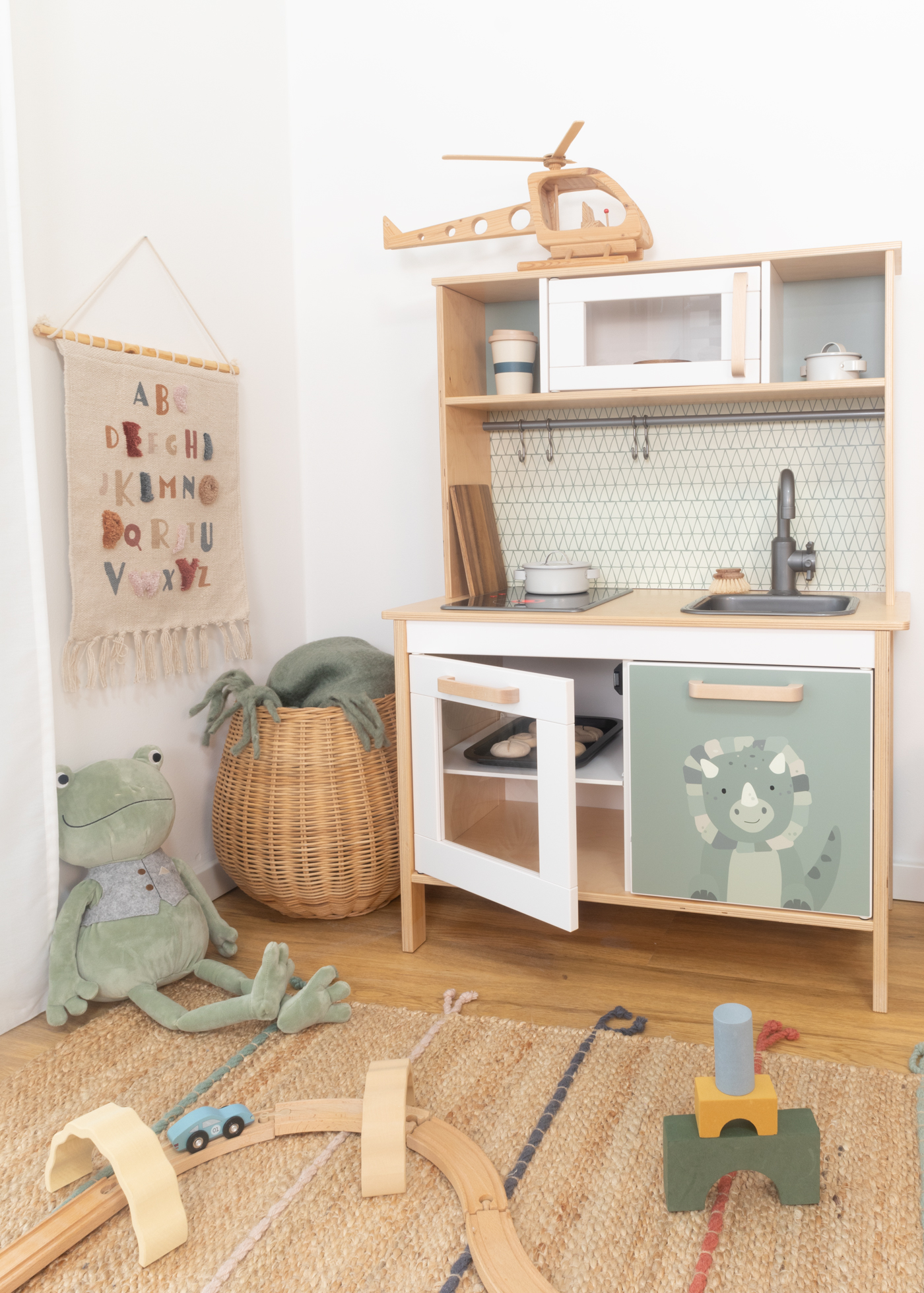 Schöne Klebefolie für moderne Kinderküchendekoration Dino Dekorfolie, die kinderfreundliches Design mit praktischer Anwendung verbindet.