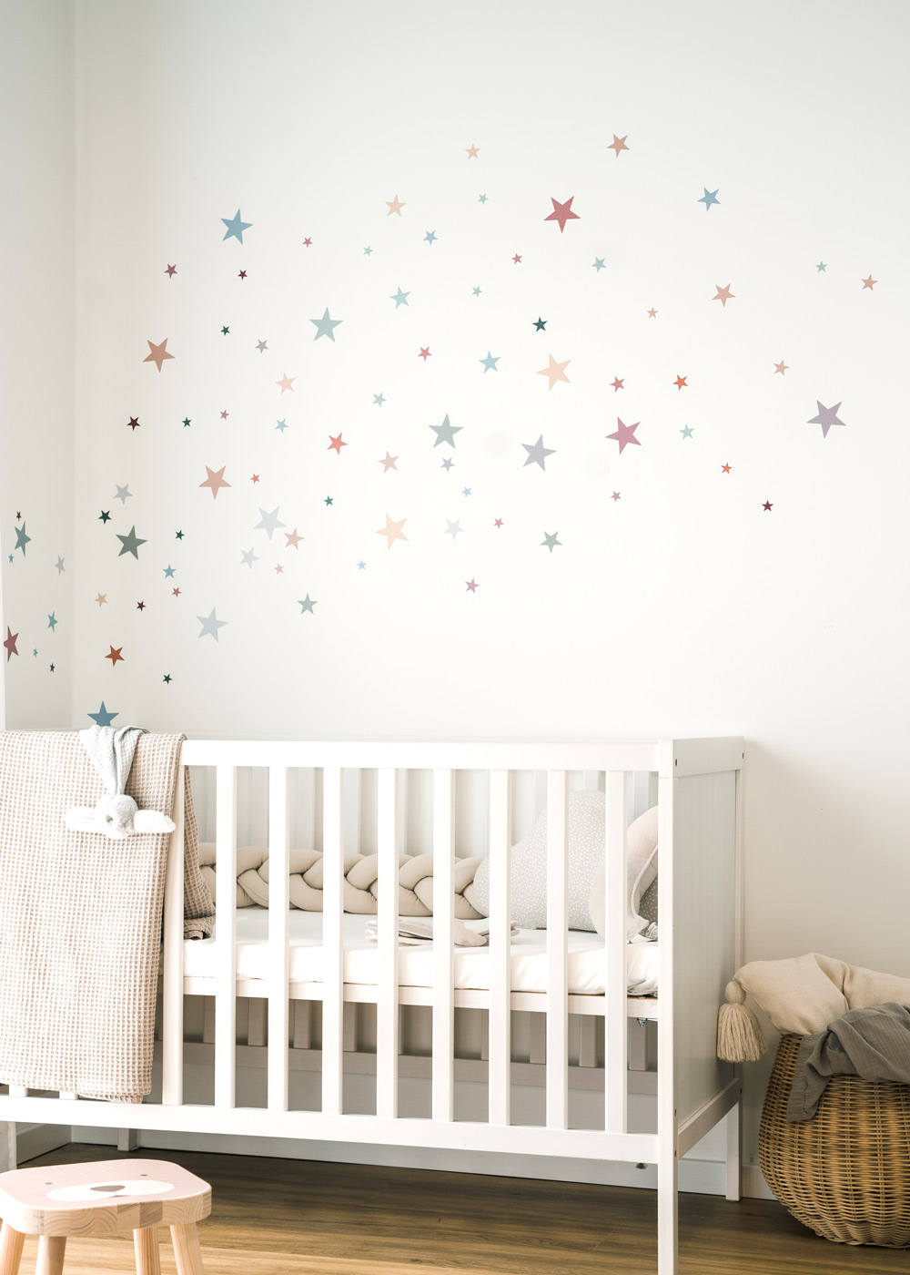 Babybett mit Sternenstickern Babybett mit Sternenstickern