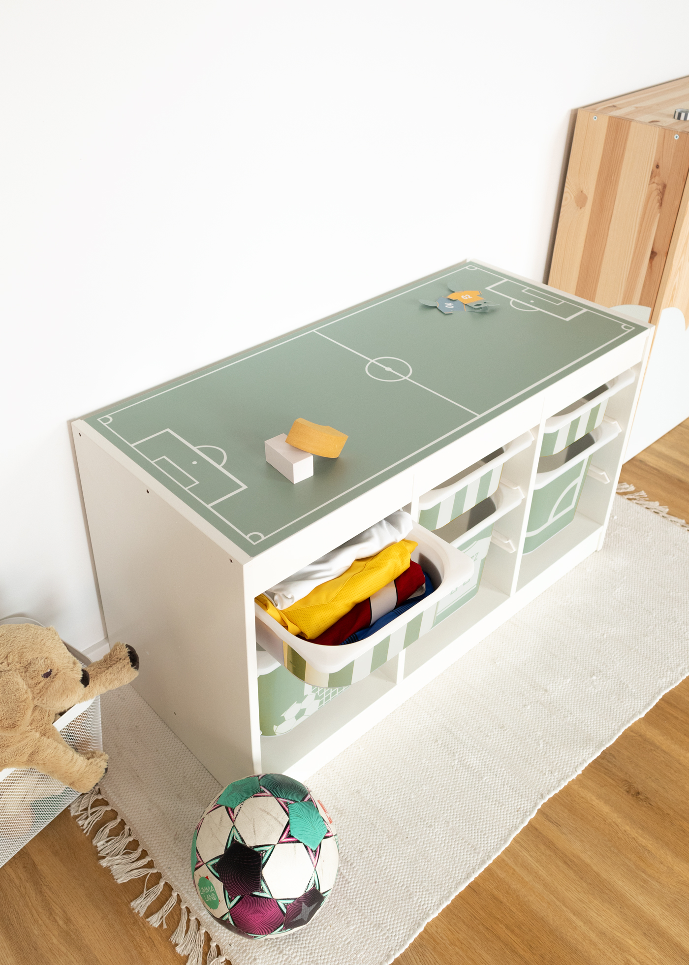 Ikea Trofast Klebefolie als Fußball Deko für dein Fußball Kinderzimmer als Fußballzimmer Deko mit Fußballmotiven passend für die Fußball EM Ikea Trofast Klebefolie als Fußball Deko für dein Fußball Kinderzimmer als Fußballzimmer Deko mit Fußballmotiven passend für die Fußball EM