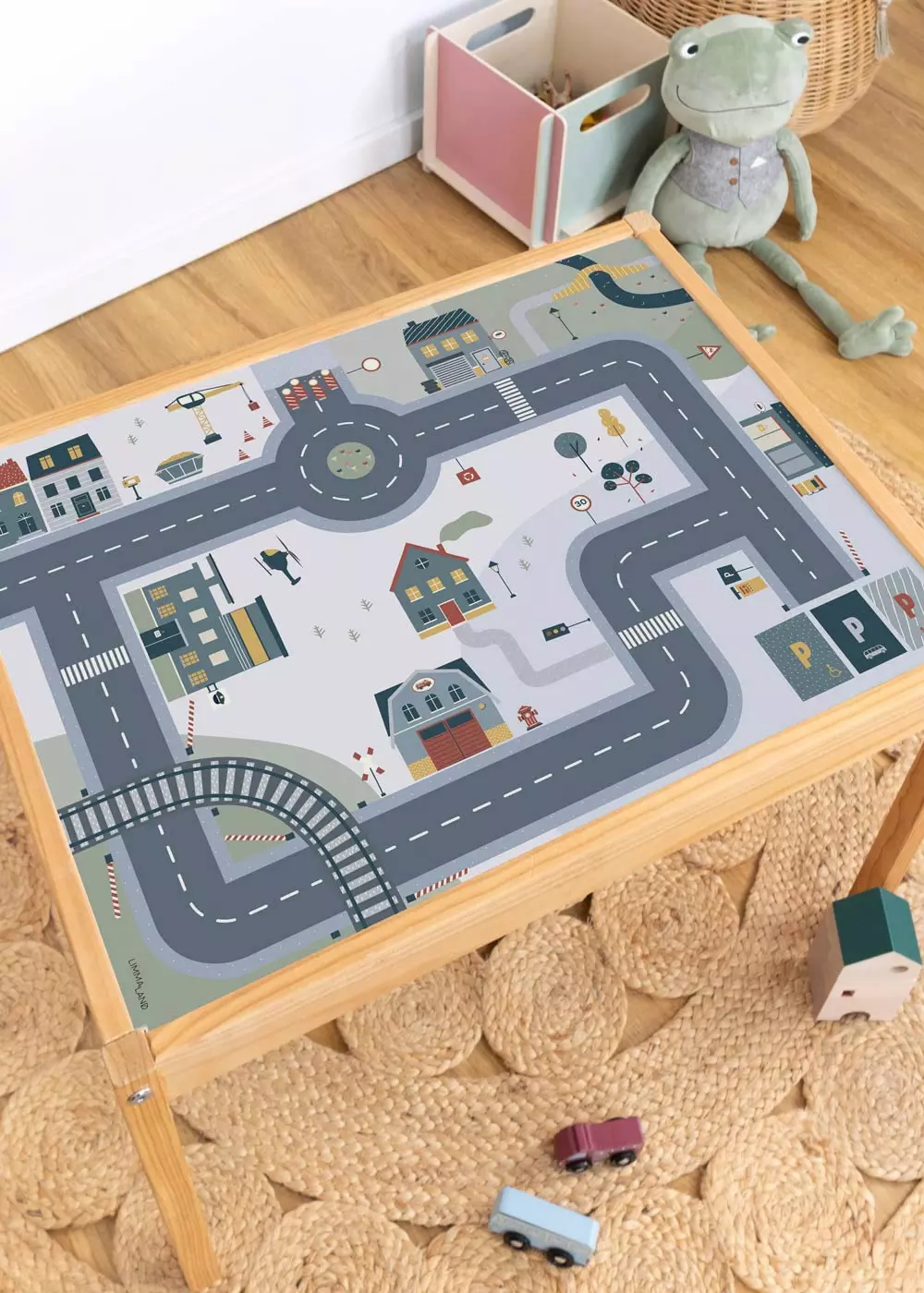 Ikea Laett Tisch mit Klebefolie mit Spielstraße Motiv von Limmaland verschönern