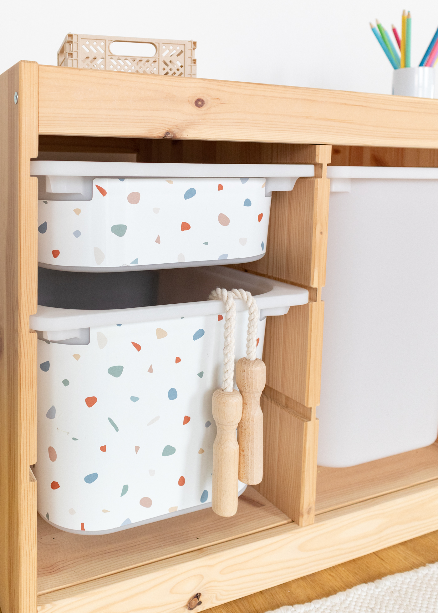 Sommerliches Terrazzo Muster für IKEA TROFAST Regal Klebefolie für IKEA TROFAST Regal mit sommerlichem Terrazzo Muster