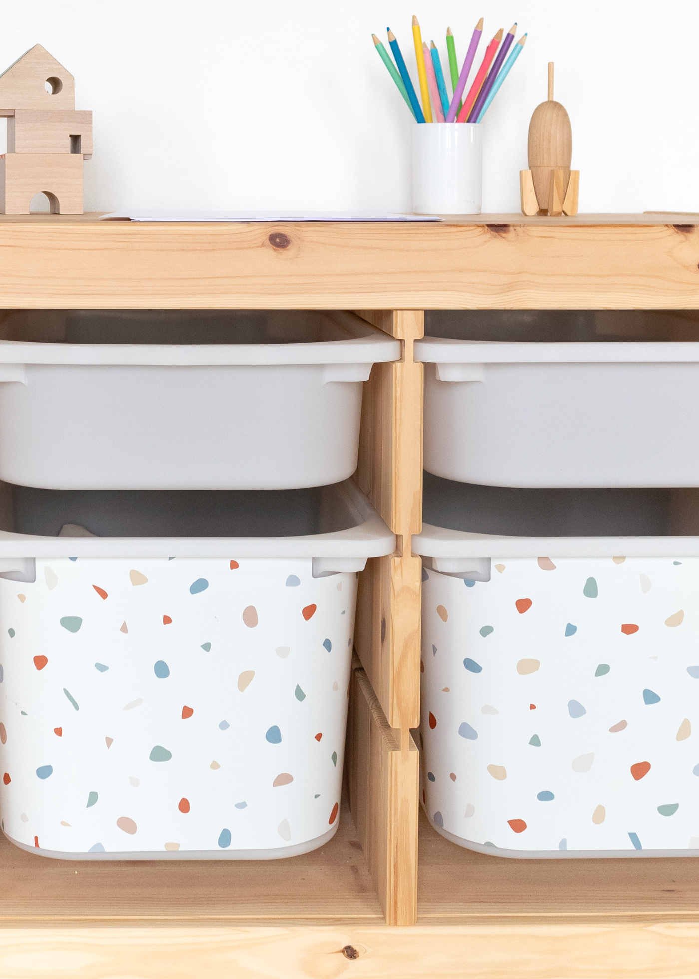 Strahlendes Terrazzo Muster auf IKEA TROFAST Regal Strahlendes Terrazzo Muster auf IKEA TROFAST Regal