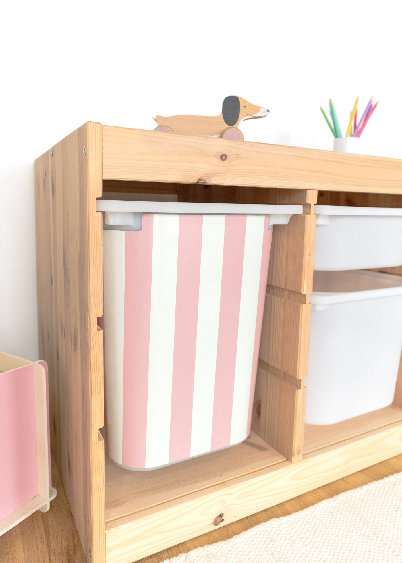 Hochwertige Klebefolie für IKEA TROFAST Box Hochwertige Klebefolie für IKEA TROFAST Box mit buntem Streifenmuster, perfekt für DIY-Projekte