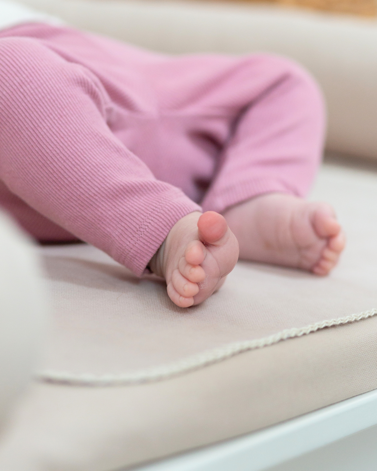 Baby, Baby-Füße, Pinkes Outfit, Footwear not visible, Weiches Gewebe