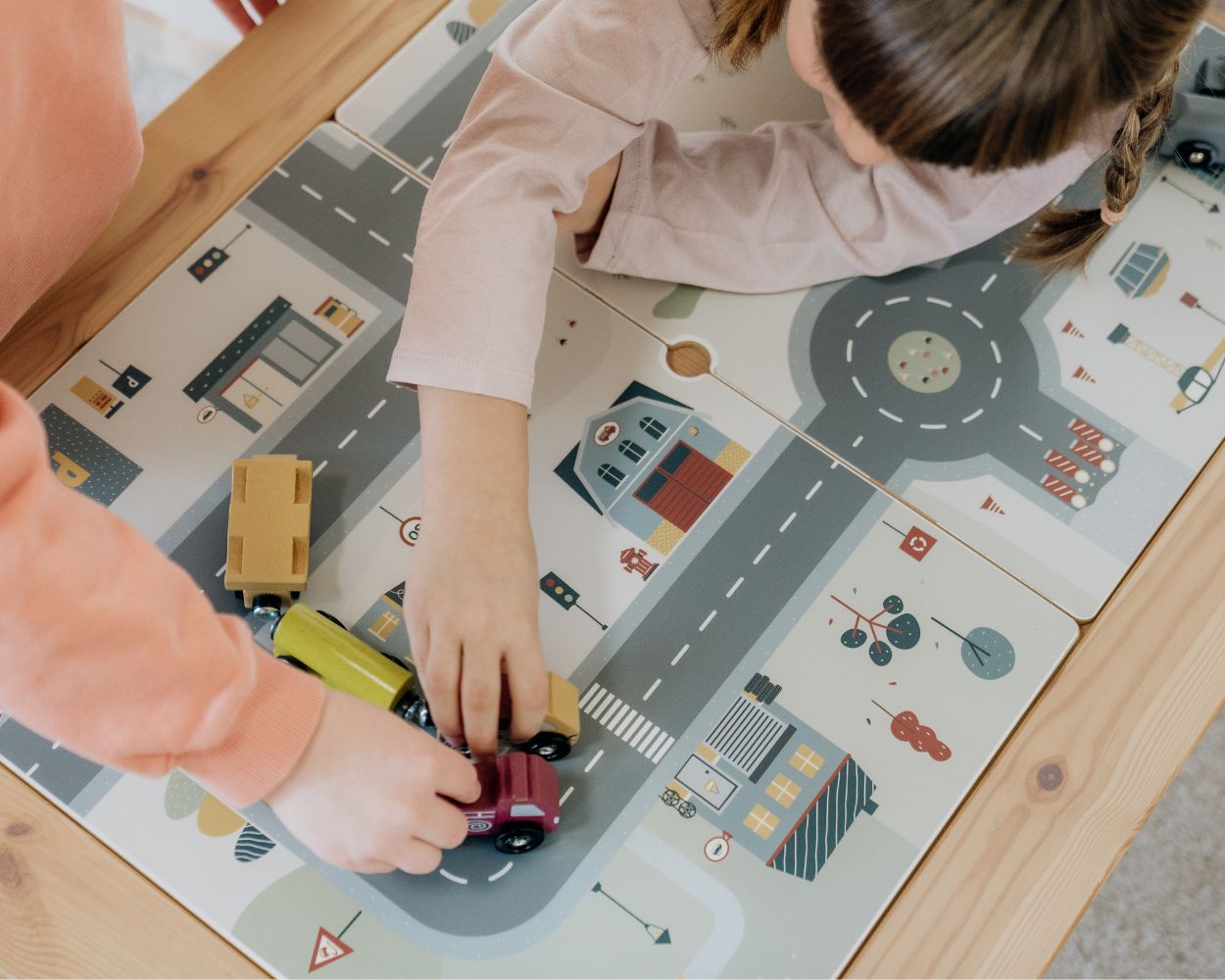 Kinder spielen an Spieltisch Stadt Kinder spielen an Spieltisch Stadt