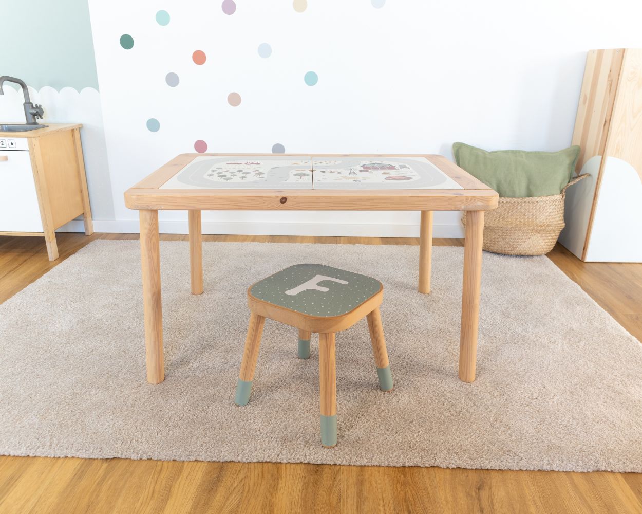 IKEA FLISAT Tisch mit Hocker IKEA FLISAT Tisch mit Hocker