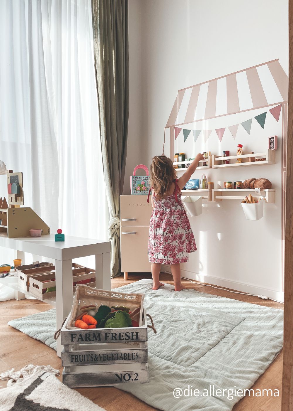 Kaufladen zum Aufkleben im Kinderzimmer Kaufladen zum Aufkleben im Kinderzimmer