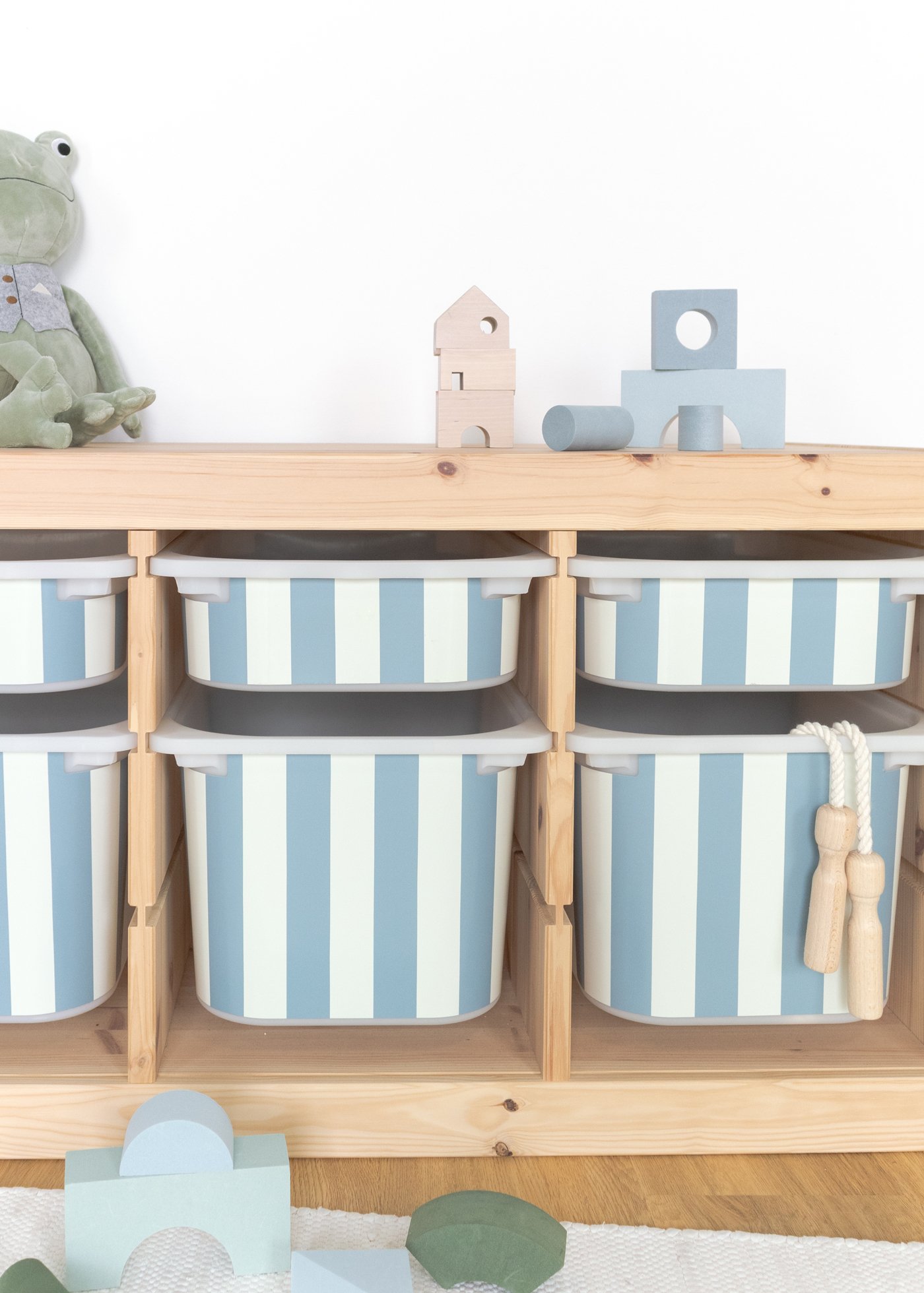 Selbstklebende Klebefolie für IKEA TROFAST Boxen im Streifenmuster Selbstklebende Klebefolie für IKEA TROFAST Boxen im bunten Streifenmuster, leicht anzuwenden