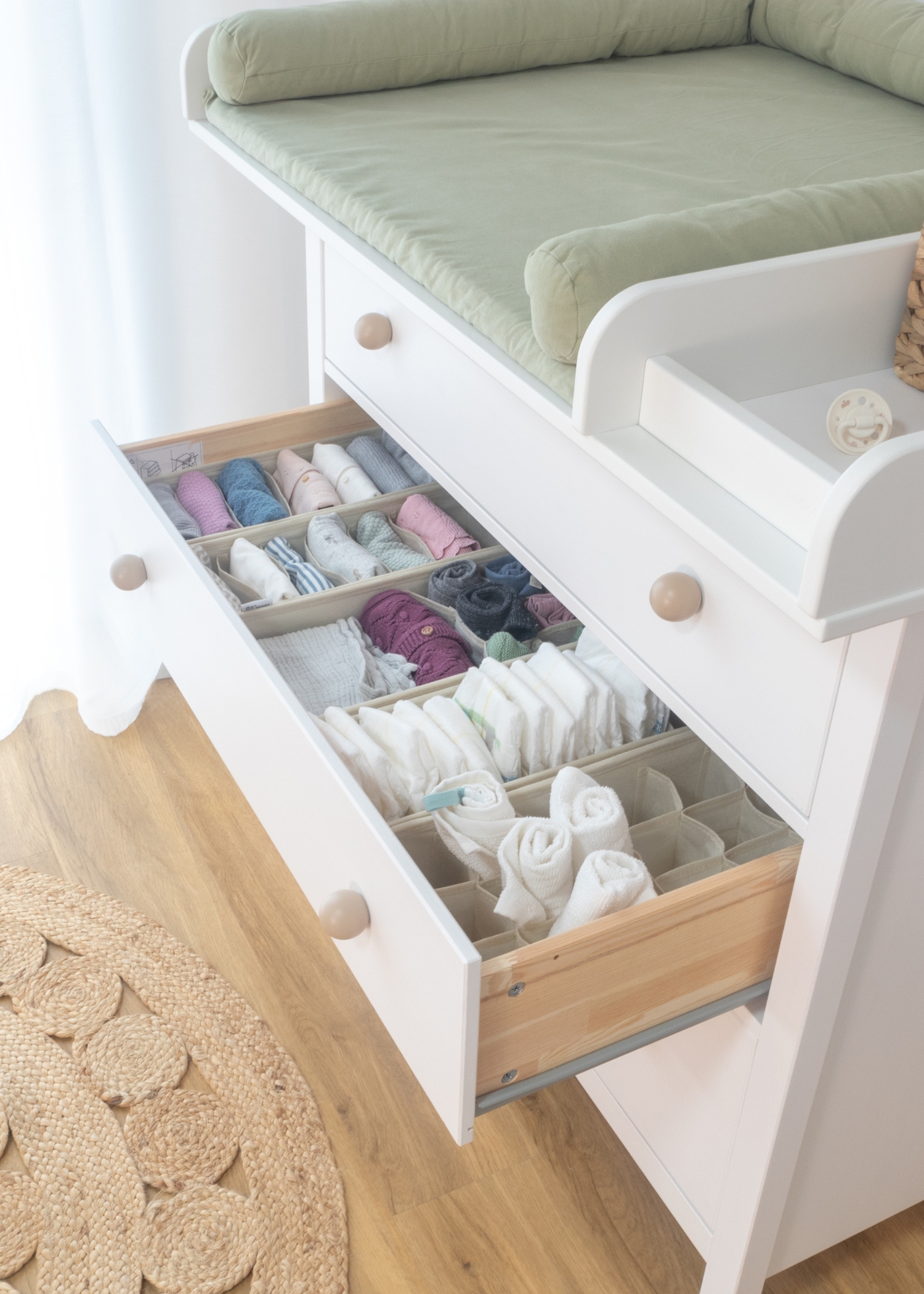 eine Ikea Hemnes Kommode mit Limmaland Organizer für die Schublade