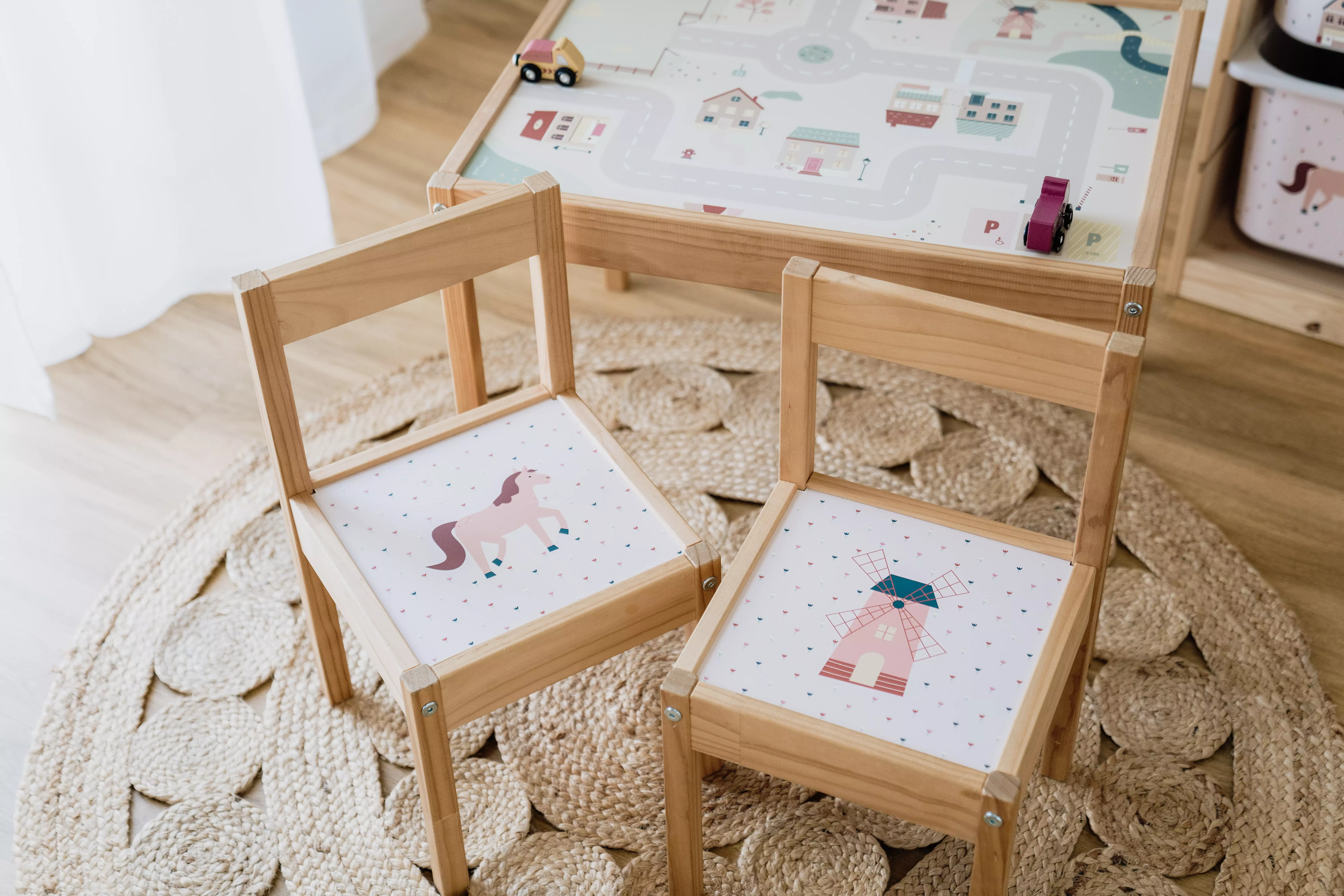 Ikea Lätt Kinderstuhl mit passender Klebefolie im Pferde und Mühlemotiv