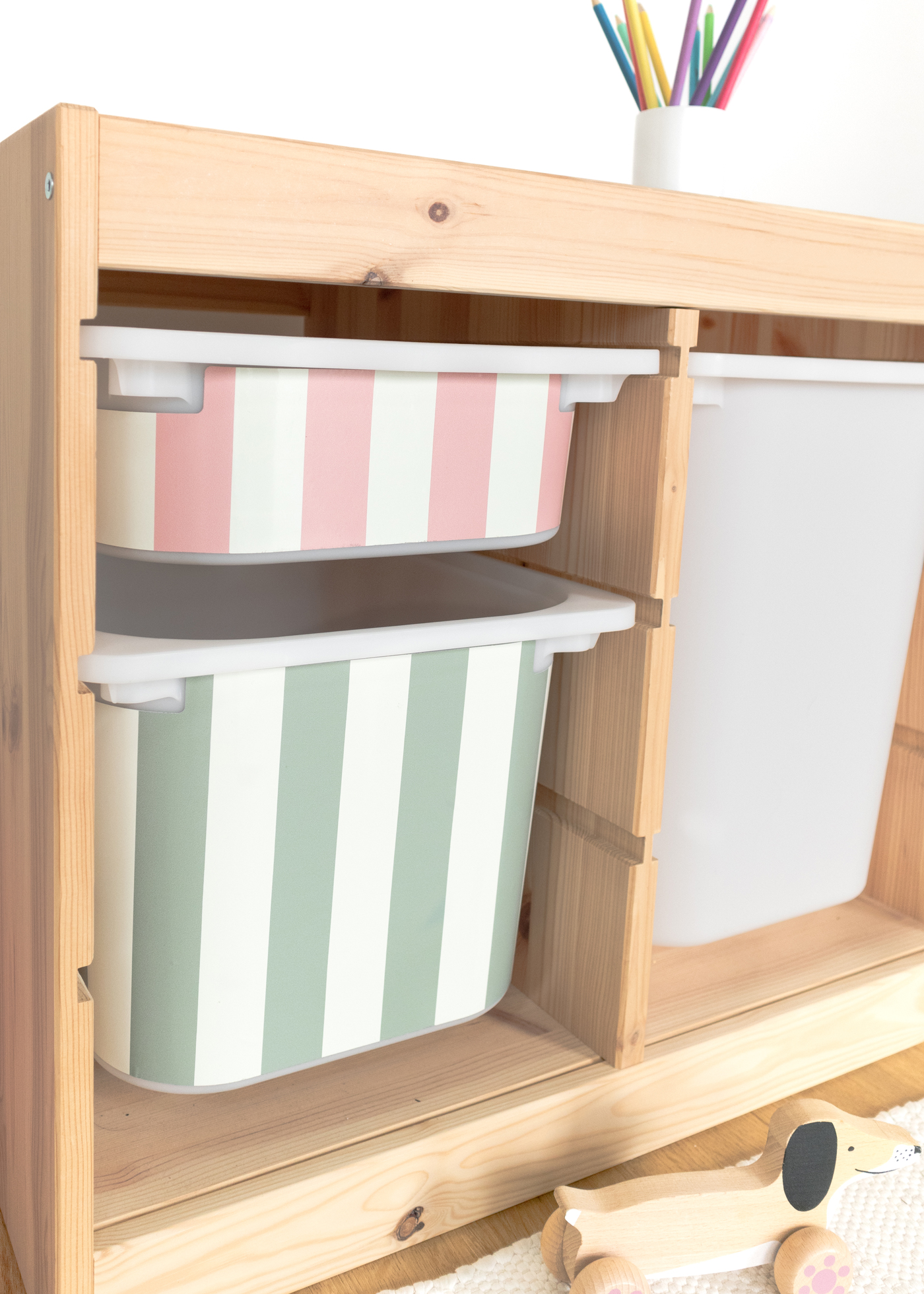 Hochwertige Klebefolie für IKEA TROFAST Boxen im Streifenmuster Hochwertige Klebefolie für IKEA TROFAST Boxen im Streifenmuster, langlebig und attraktiv