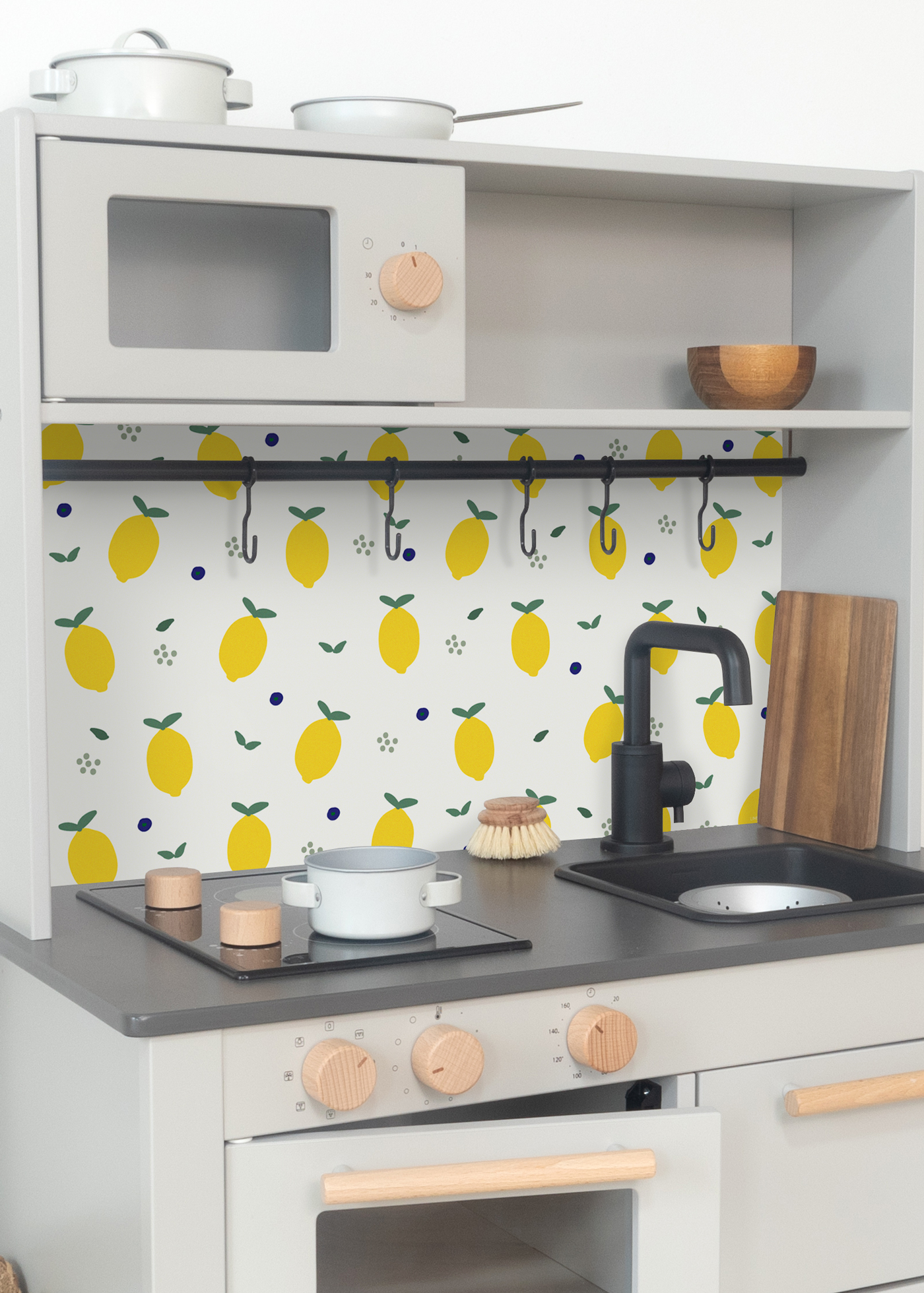 Kinderküchenfolie mit Zitronenoptik Selbstklebende Möbelfolie mit sommerlichen Zitronenmustern für die IKEA-Küche.