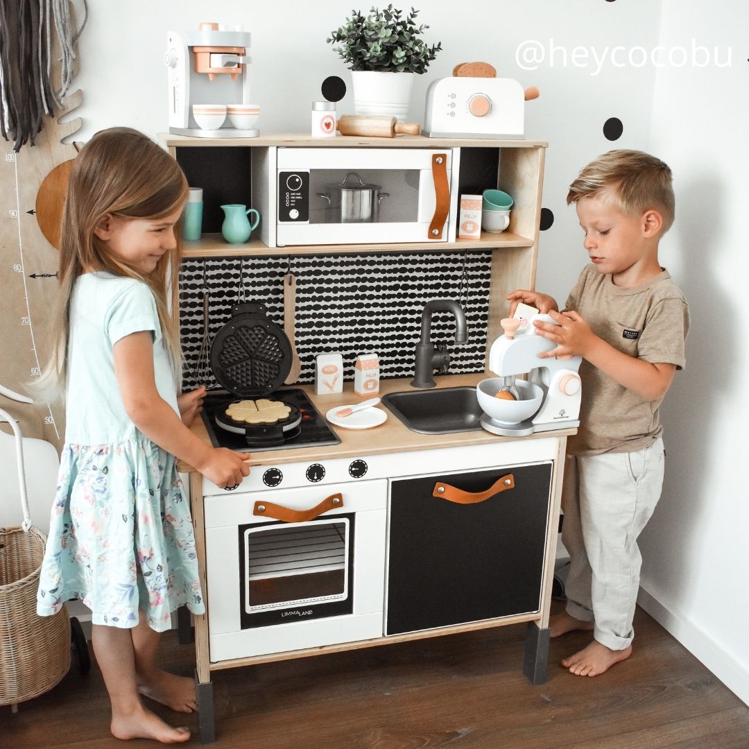 Kinderküche mit Klebefolie Kinderküche mit Klebefolie