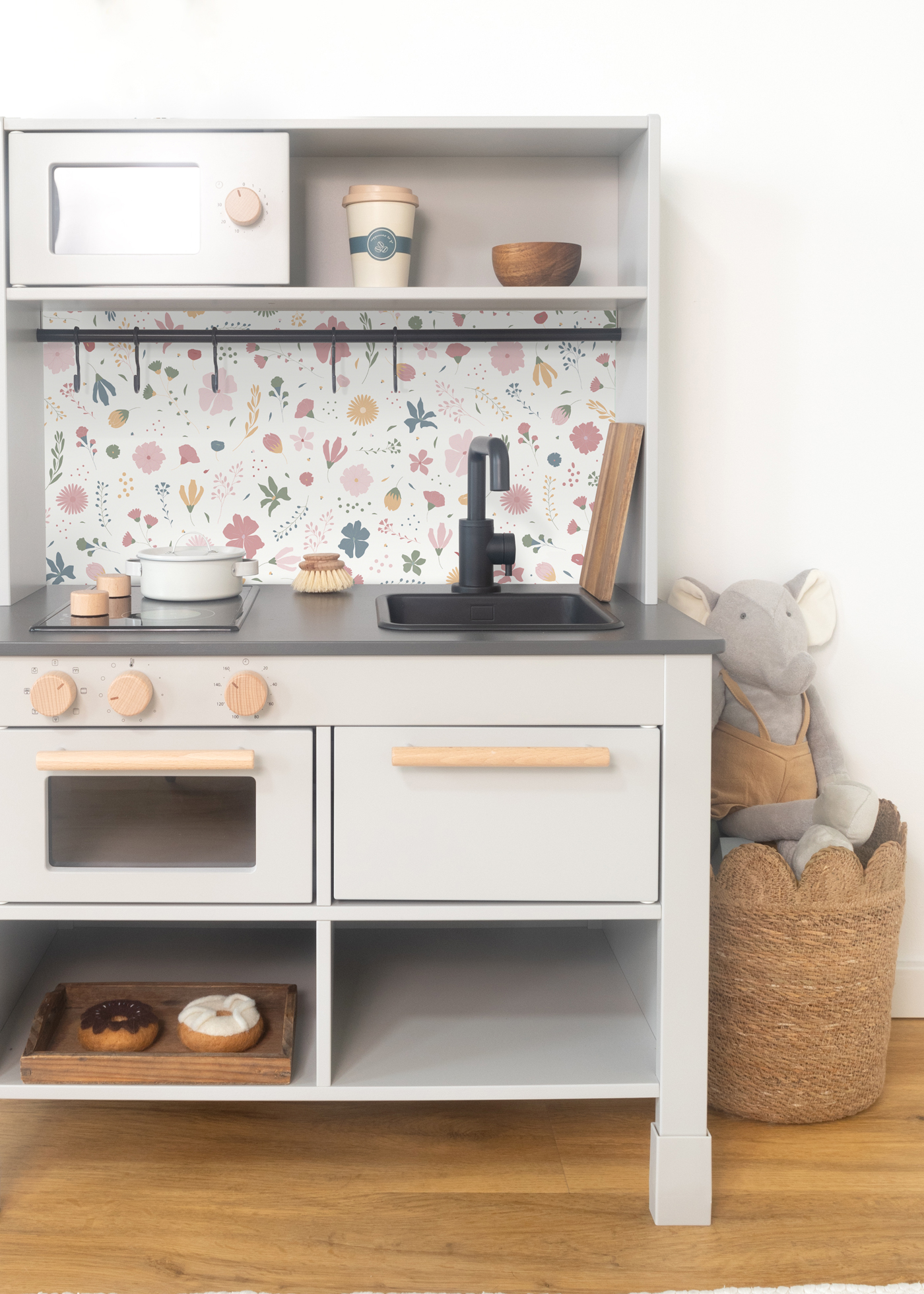 Blumenmotiv für Kinderküchenmöbel Dekorfolie mit floralen Mustern für die Gestaltung der SILLTRUT-Kinderküche.