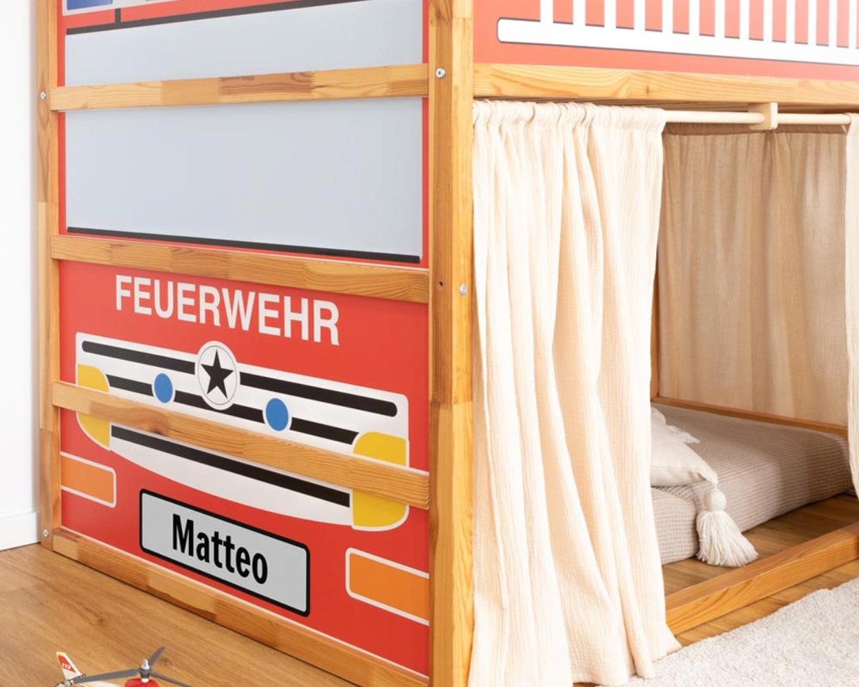 Ikea Kura hack Kinderzimmer Jungs Kinderzimmer Jungs mit Klebefolie für das Ikea Kura Hochbett einrichten
