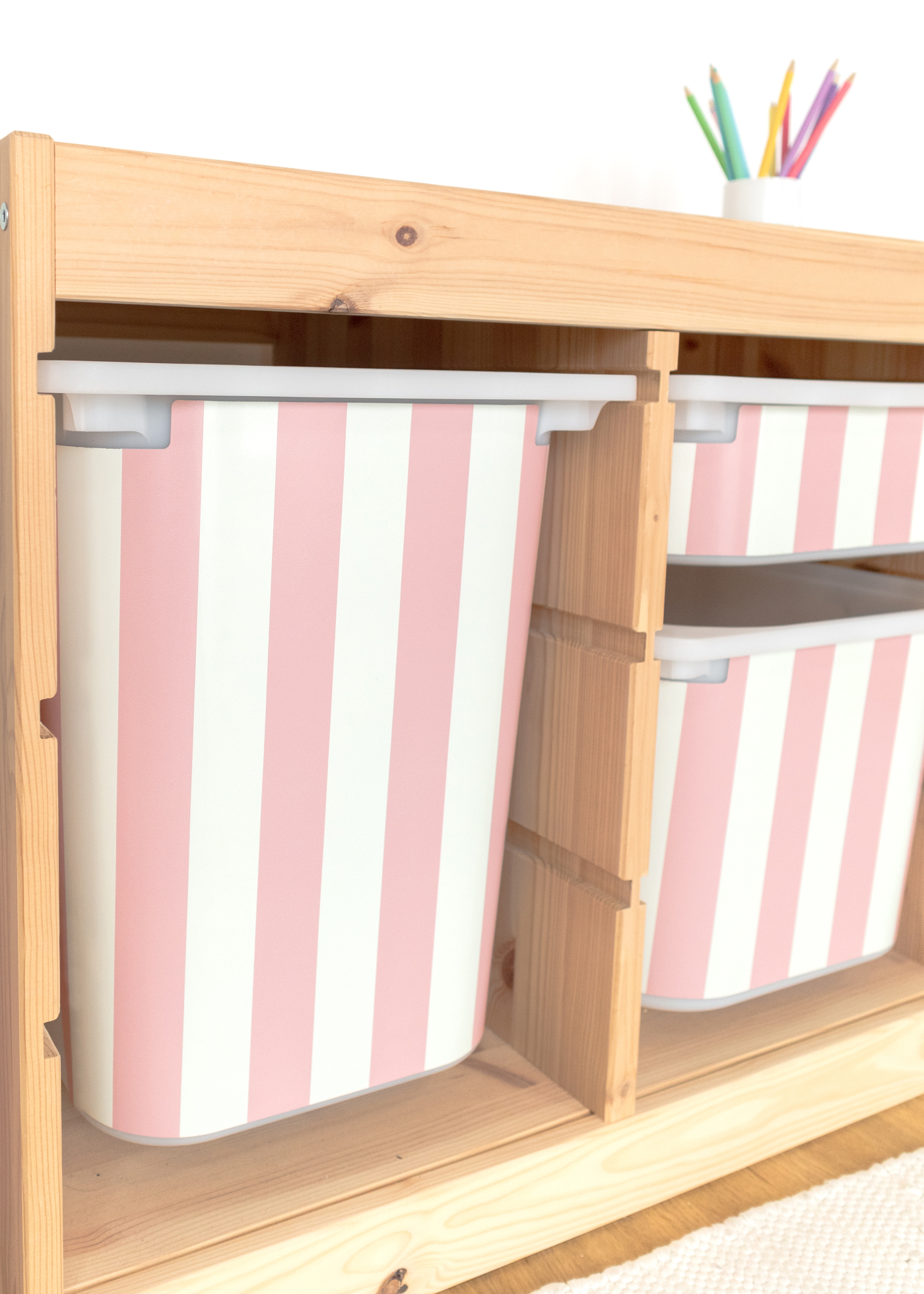 Schöne Klebefolie für IKEA TROFAST Box Schöne Klebefolie für IKEA TROFAST Boxen mit buntem Streifenmuster, verleiht jedem Raum Farbe