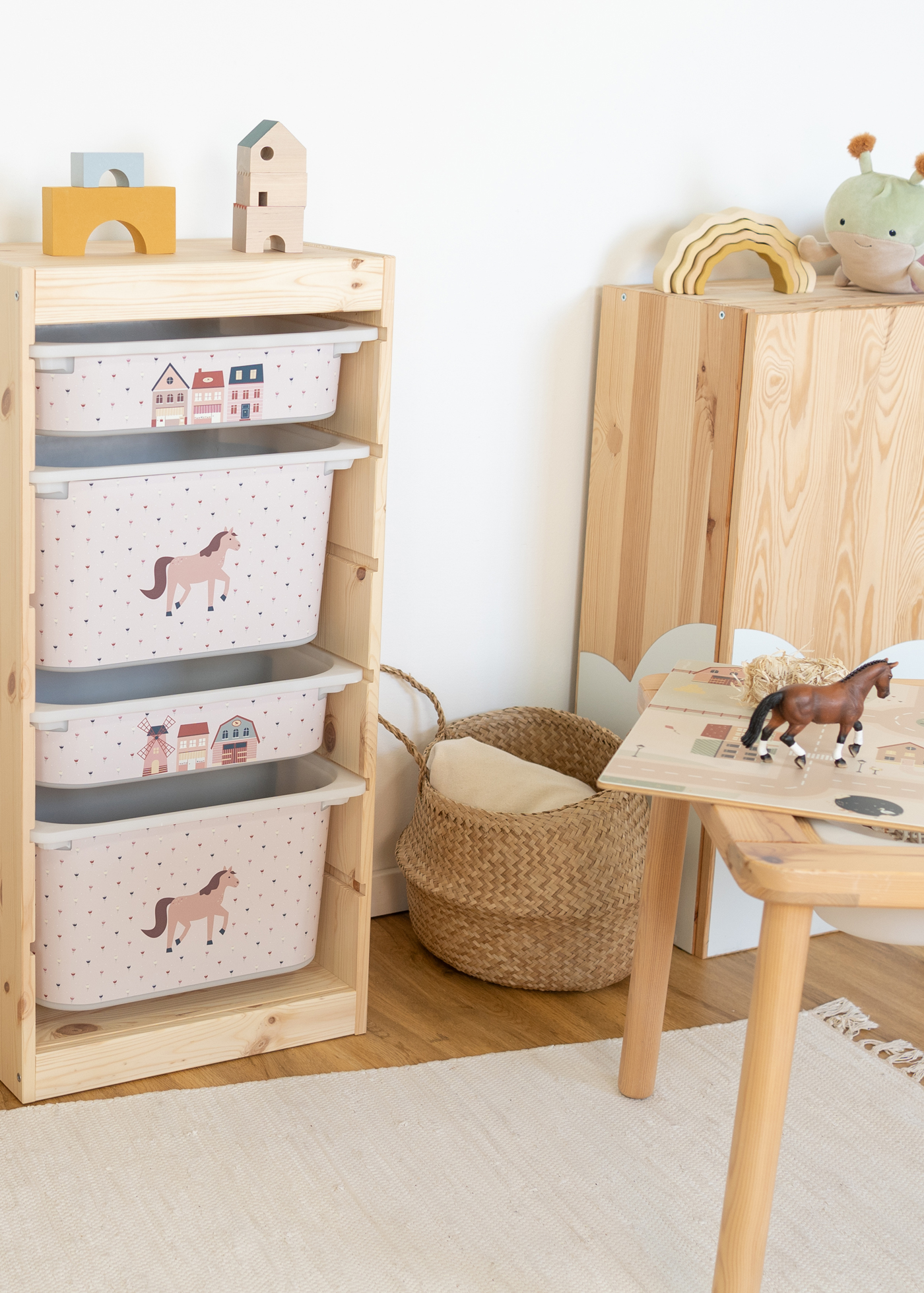 Aufbewahrungslösung mit Pferde-Motiv im IKEA Regal IKEA TROFAST Regal mit rosa Aufbewahrungsbox, bedruckt mit einem Pferd, ideal für das Kinderzimmer.