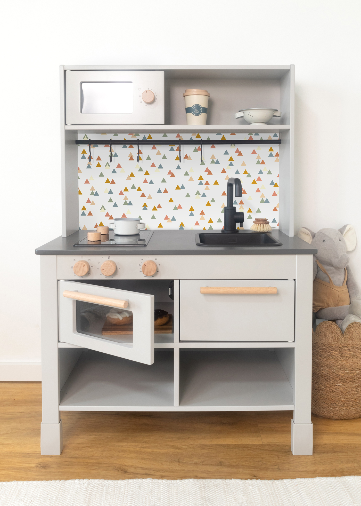 Bunte Klebefolie für SILLTRUT Selbstklebende Möbelfolie mit bunten Mustern, passend für die SILLTRUT Kinderküche von IKEA.