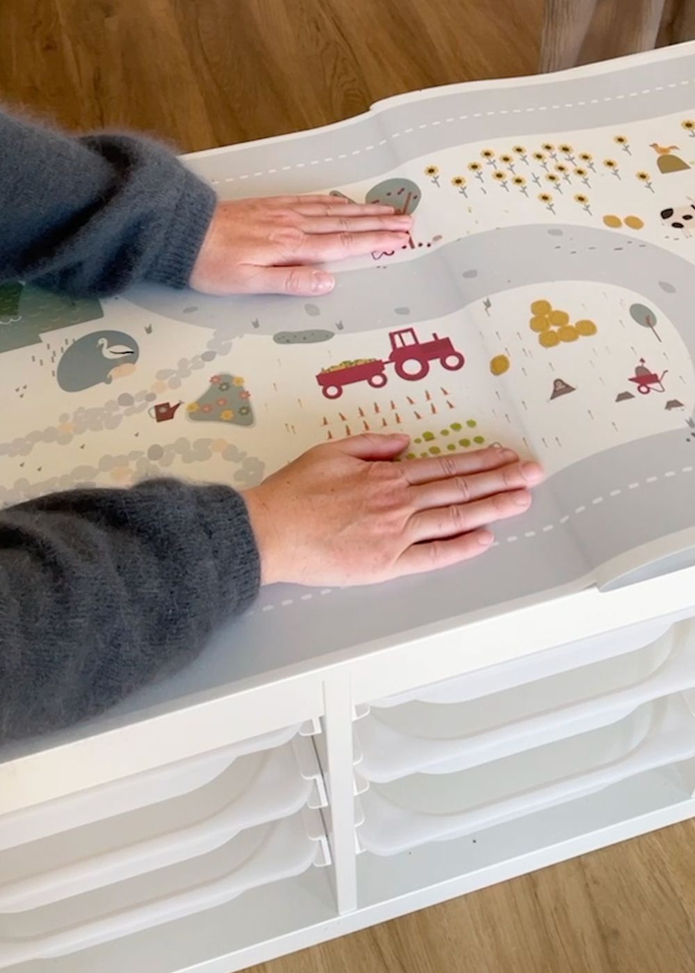 Kindertisch Klebefolie glatt streichen Kindertisch Klebefolie glatt streichen