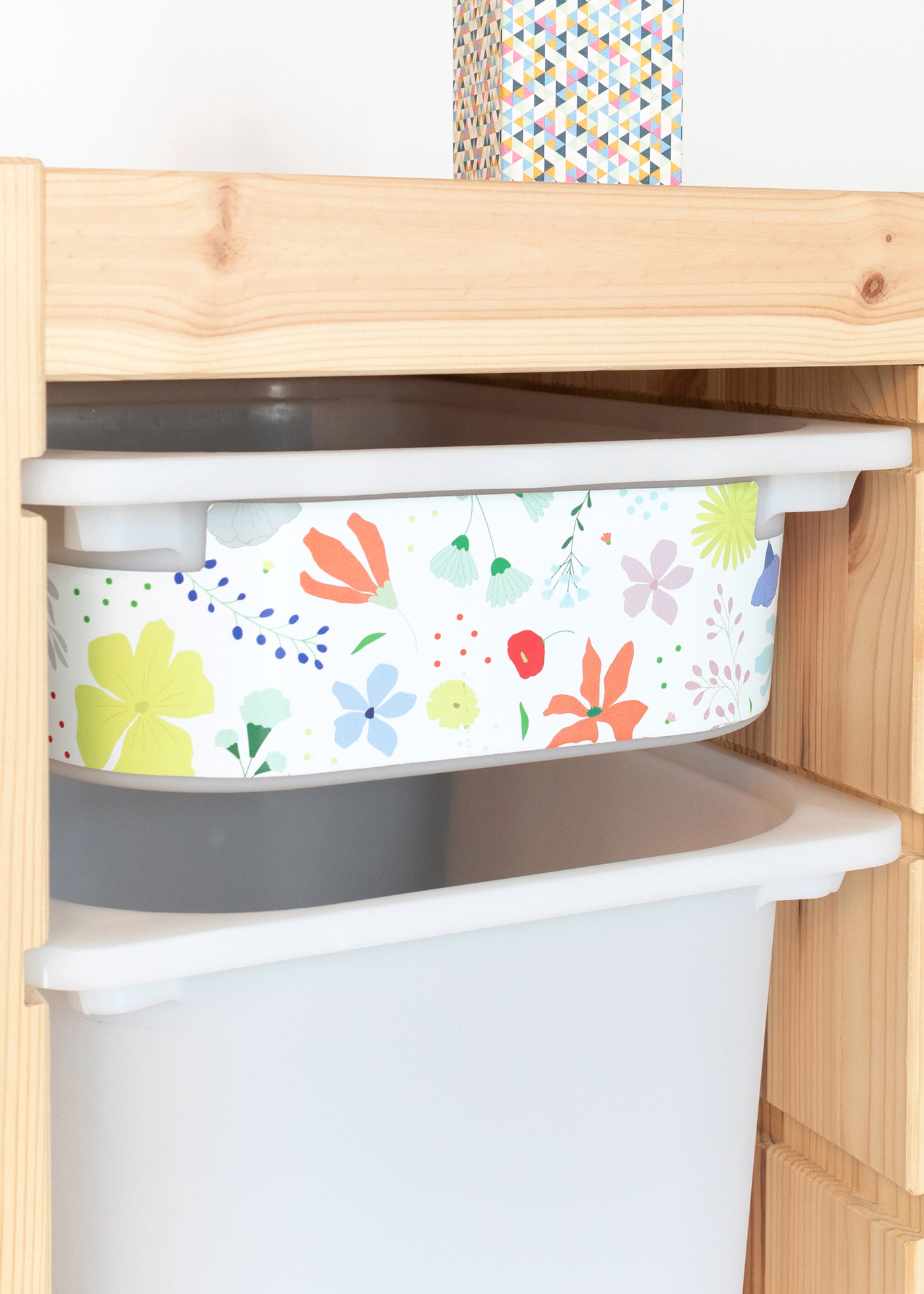 Blumenmuster für IKEA TROFAST Ein Zimmer mit einem IKEA TROFAST Regal, das mit einer Klebefolie mit bunten Blumen dekoriert ist
