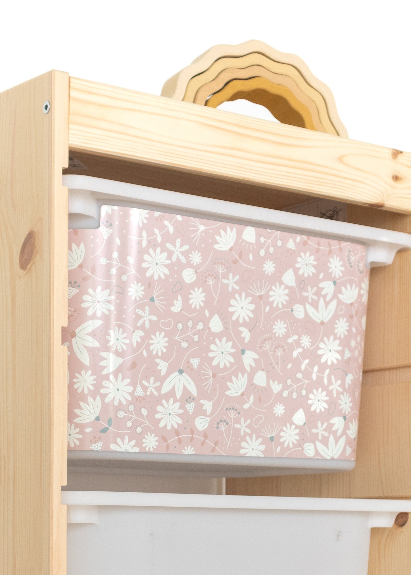 IKEA TROFAST Regal mit Aufbewahrungsbox, verziert mit einem zarten rosa Blumenmuster.